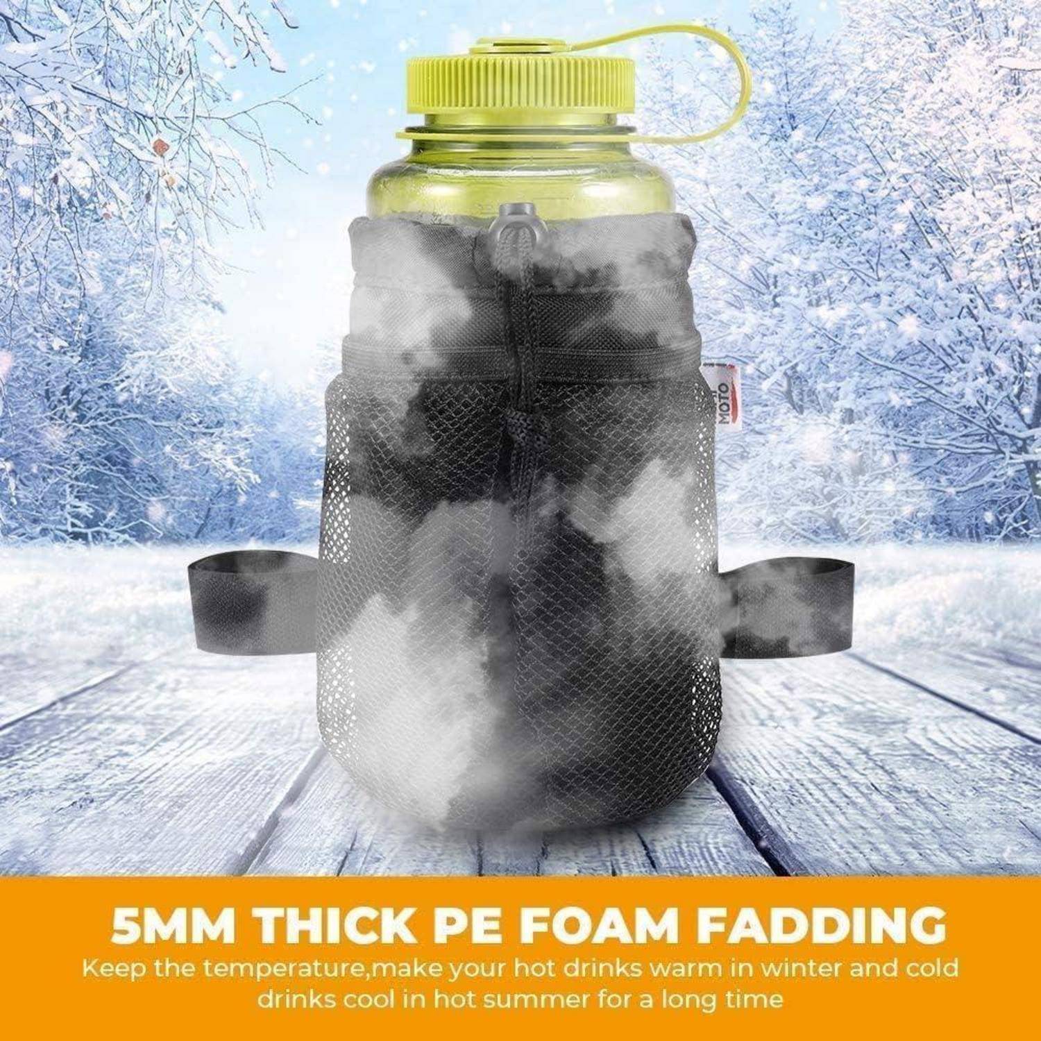 Eine Flasche in einer isolierenden Hülle mit Rauch, vor einem verschneiten Hintergrund. Text: '5 mm dicke PE-Schaumpolsterung' hebt die Temperaturkonstanz hervor.