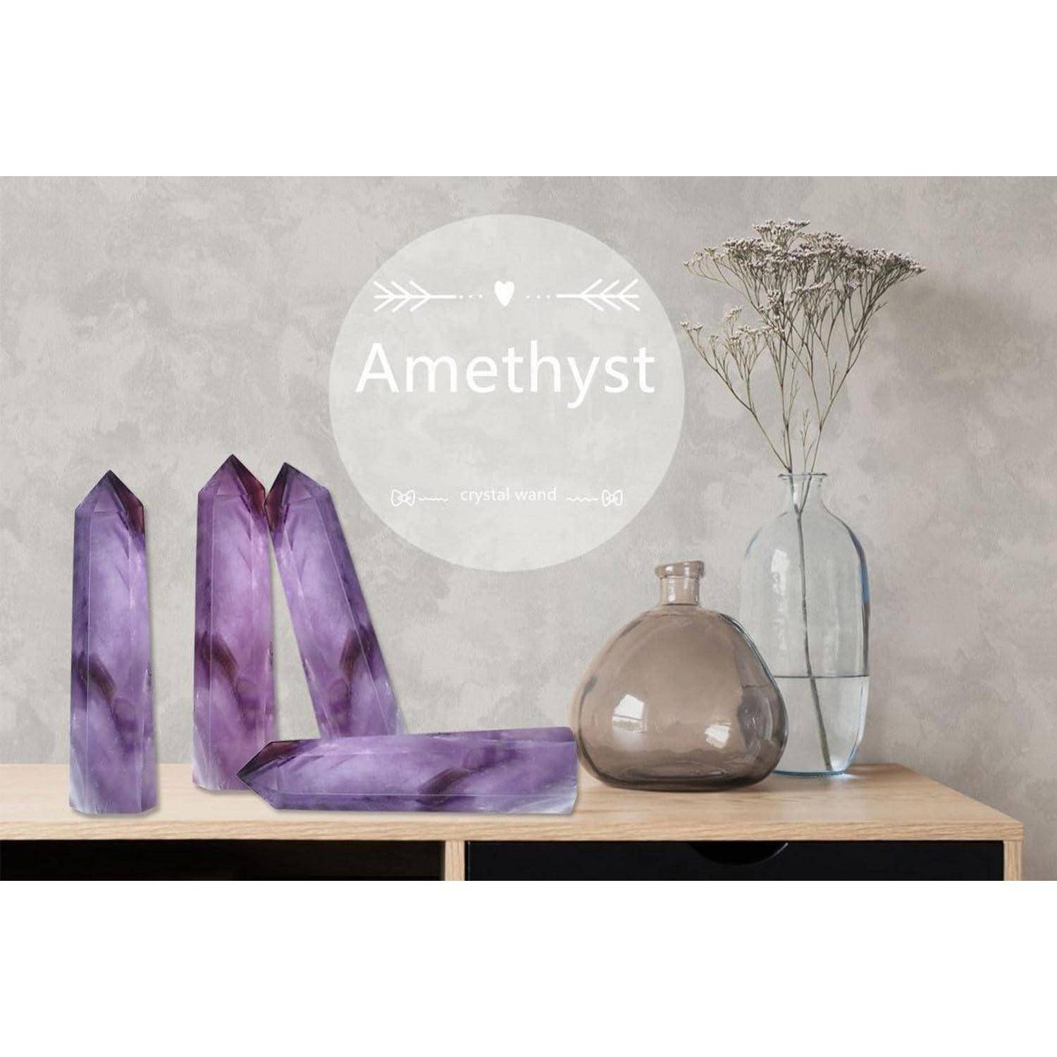 Amethyst-Kristallstäbe in unterschiedlichen Höhen werden auf einem Holzregal ausgestellt. Zwei Vasen mit getrockneten Pflanzen sind daneben platziert.