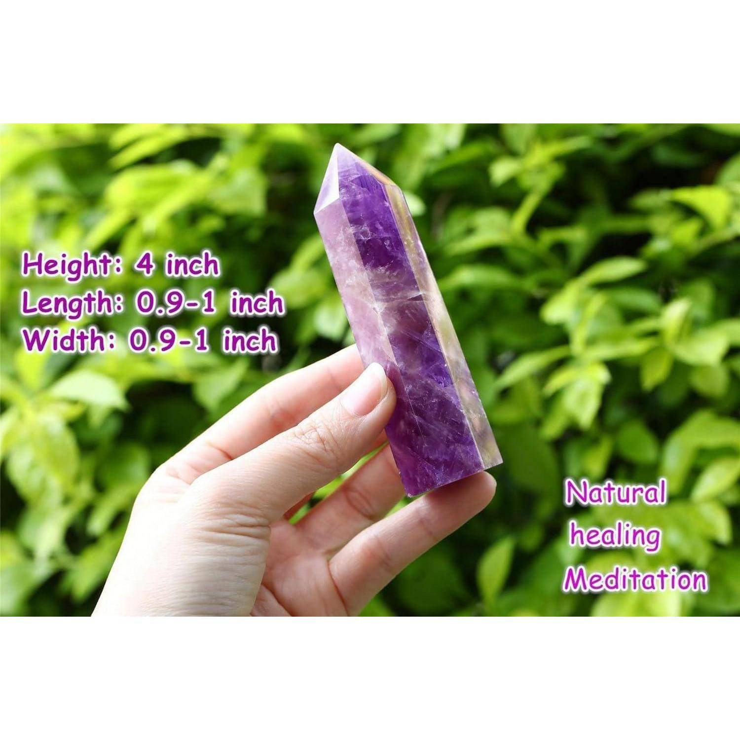 Eine Hand, die einen lila Kristallturm im Freien hält, mit Blättern im Hintergrund. Text: Höhe: 10 cm, Länge: 2,3-2,5 cm, Breite: 2,3-2,5 cm, Natürliche Heilung, Meditation.