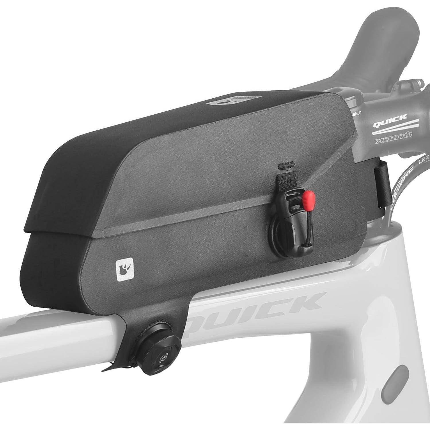 Eine schwarze Fahrradtasche, die am Oberrohr eines weißen Fahrrads befestigt ist und entwickelt wurde, um kleine Gegenstände während des Radfahrens sicher zu verstauen.