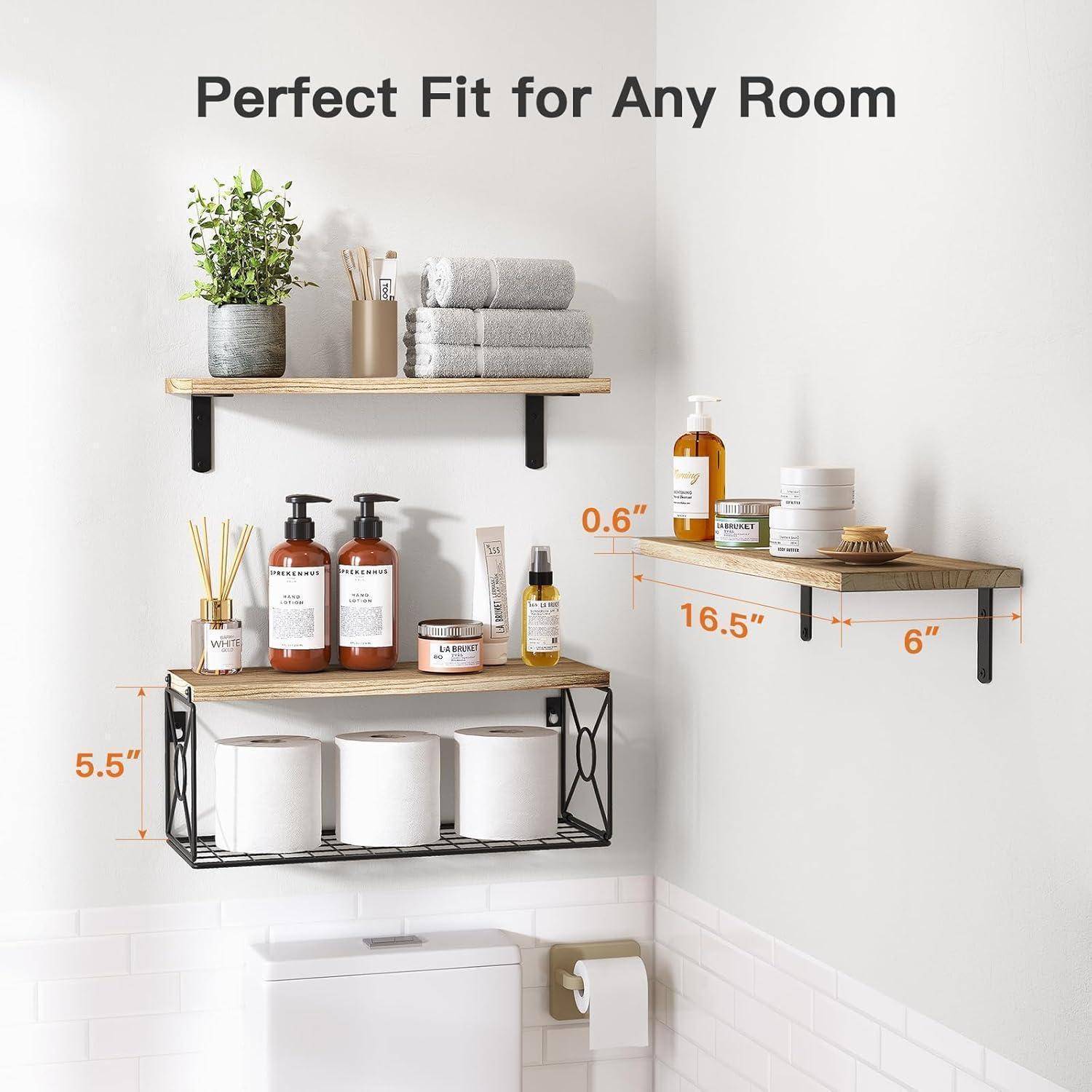 Badezimmerwand mit Regalen: dekorative Pflanzen, Toilettenartikel, Handtücher auf Holzregalen über der Toilette; Abmessungen für jedes Regal und die Gegenstände sind angegeben.