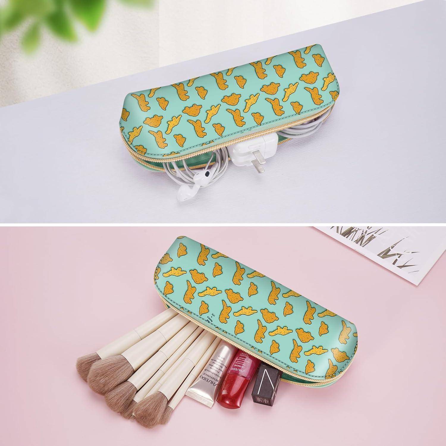 Ein Reißverschlussbeutel mit einem blauen Muster hält Kabel in einem Foto und Make-up-Pinsel, Lippenstift und Nagellack in einem anderen.