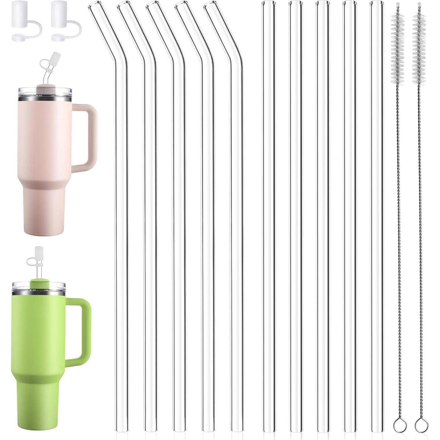 Zwei hohe Tassen mit Griffen, eine in Rosa und eine in Grün, zusammen mit einem Set aus langen Metallstrohhalmen und Reinigungsbürsten.