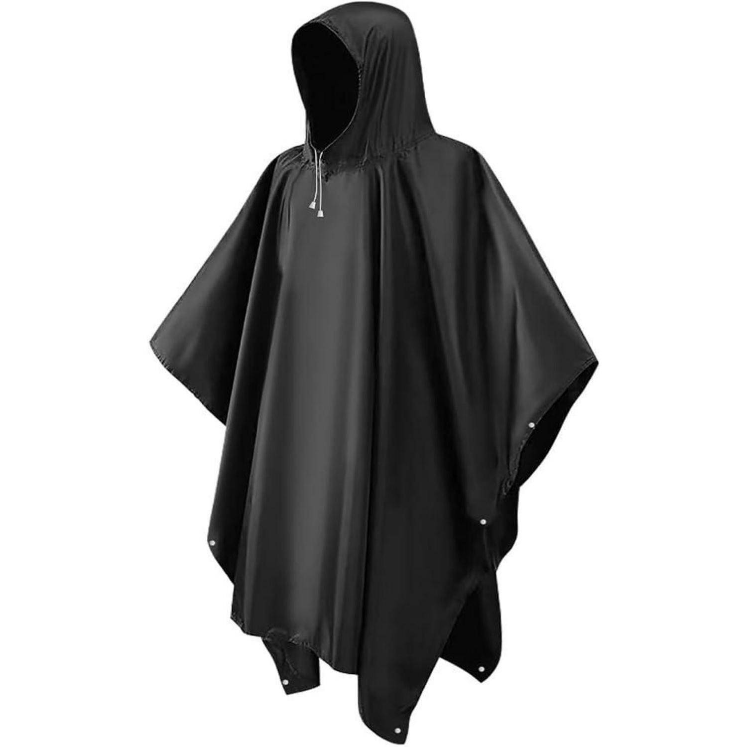Schwarzer Regenponcho mit Kapuze und seitlichen Knöpfen, konzipiert für den Outdoor-Schutz vor Regen und Wind.