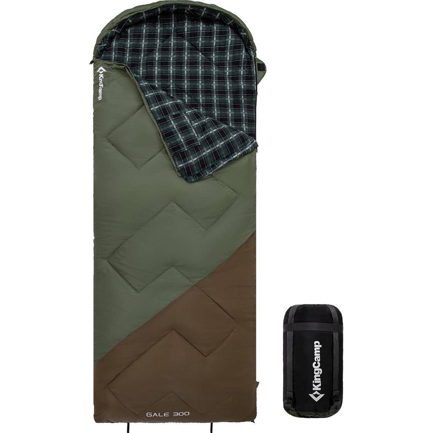 Ein grüner und brauner Schlafsack mit kariertem Innenfutter wird neben seiner schwarzen Tragetasche präsentiert. Der Schlafsack ist mit 'KingCamp Gale 300' beschriftet.