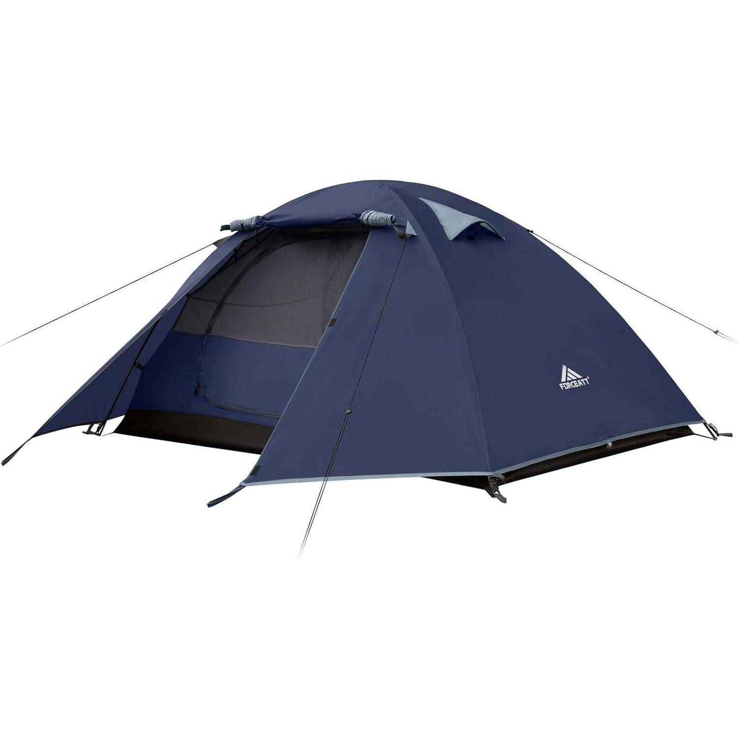 Ein blauer Kuppelzelt mit offener Frontlasche, zwei Seitenmasten und Seilen für Stabilität, geeignet für Camping im Freien.