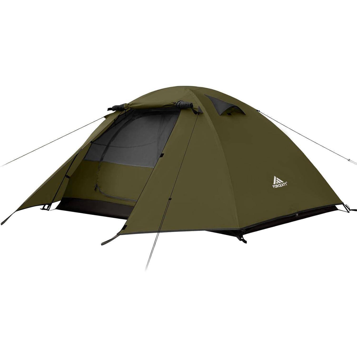 Ein grünes Campingzelt mit einem dreieckigen Logo, aufgestellt und mit Seilen befestigt, für die Verwendung im Freien konzipiert.
