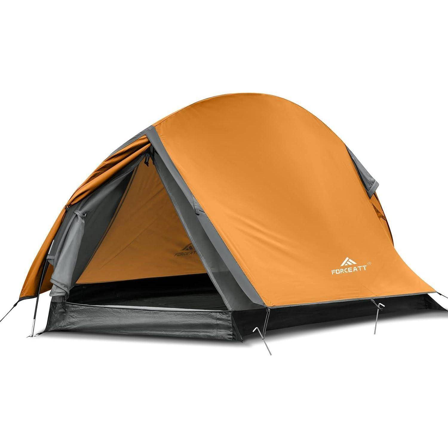 Ein orangefarbenes, kuppelförmiges Campingzelt mit grauen Akzenten, aufgebaut und gebrauchsbereit, mit dem Markenlogo an der Vorderseite.