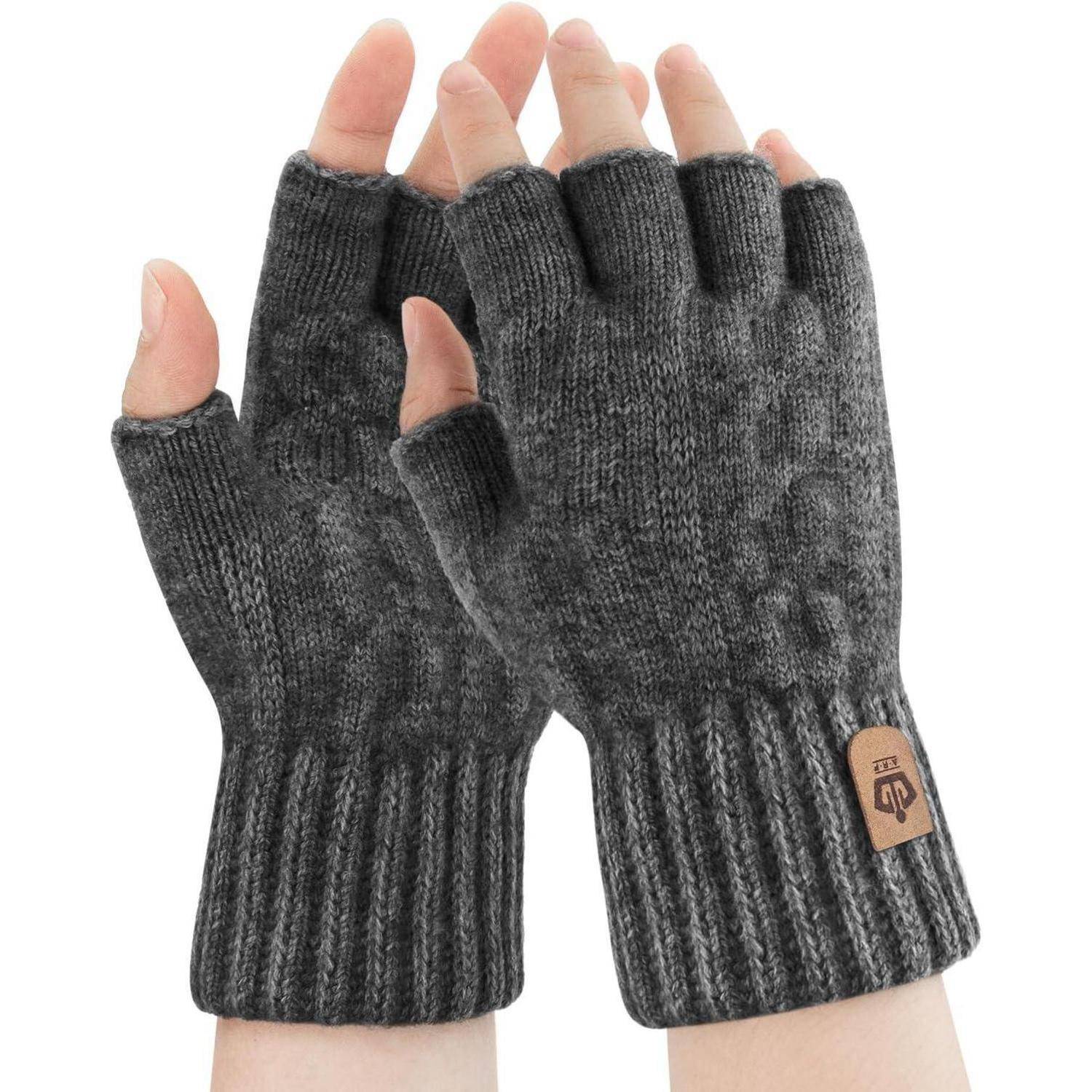 Ein Paar Hände, die graue, fingerlose Strickhandschuhe tragen, mit einem strukturierten Muster und einem kleinen Logoetikett am Handgelenk des linken Handschuhs.