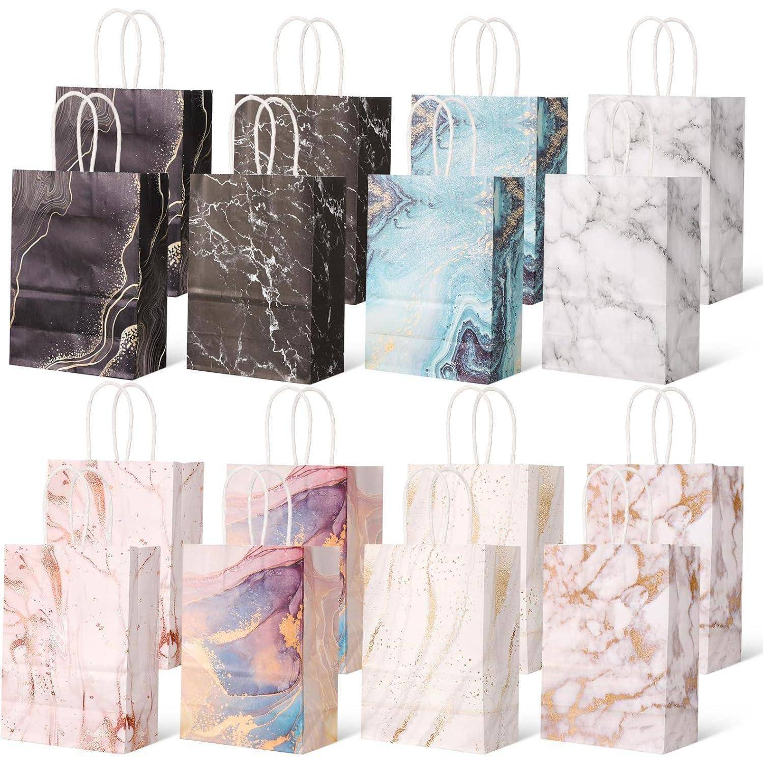 Eine Sammlung von 12 Geschenktüten mit verschiedenen Marmormustern in Farben wie Schwarz, Blau, Rosa und Weiß, angeordnet in drei Reihen.