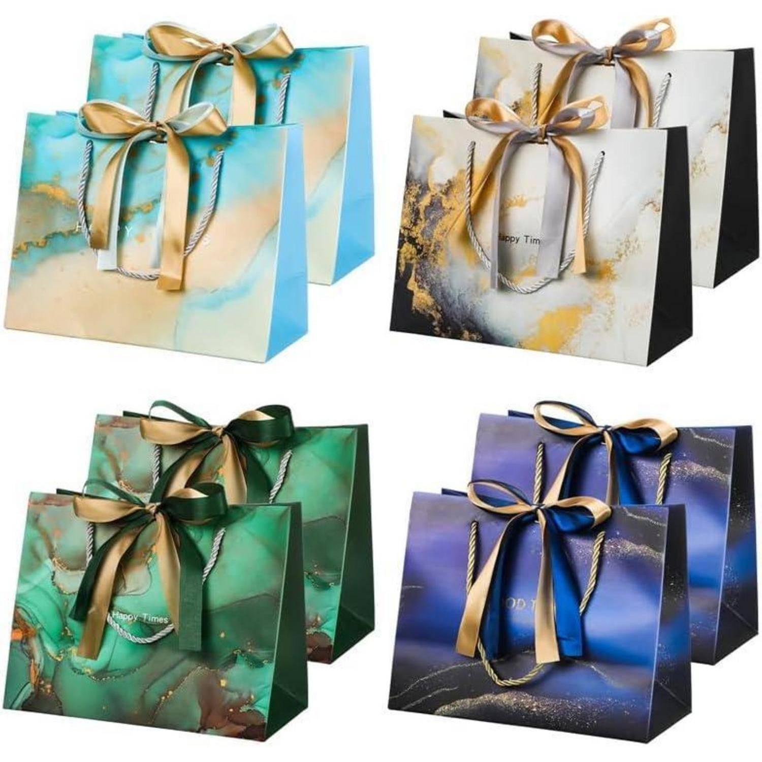 Vier dekorative Geschenktüten mit Bändergriffen, die abstrakte Aquarelldesigns in Blau-, Grün-, Petrol- und Schwarztönen aufweisen.