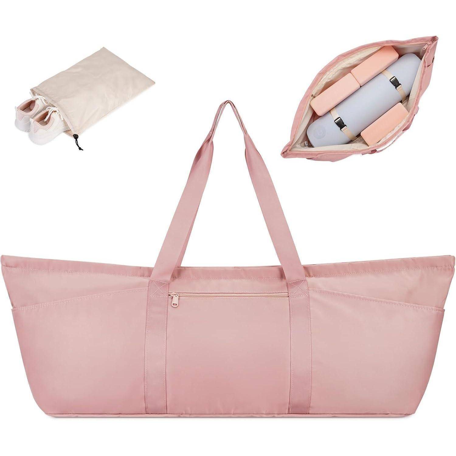 Eine rosa Yogamattentasche mit Griffen, von vorne und von oben gezeigt. Die Draufsicht zeigt eine Matte, Schuhe und eine Wasserflasche im Inneren. Eine kleine Tasche begleitet sie.