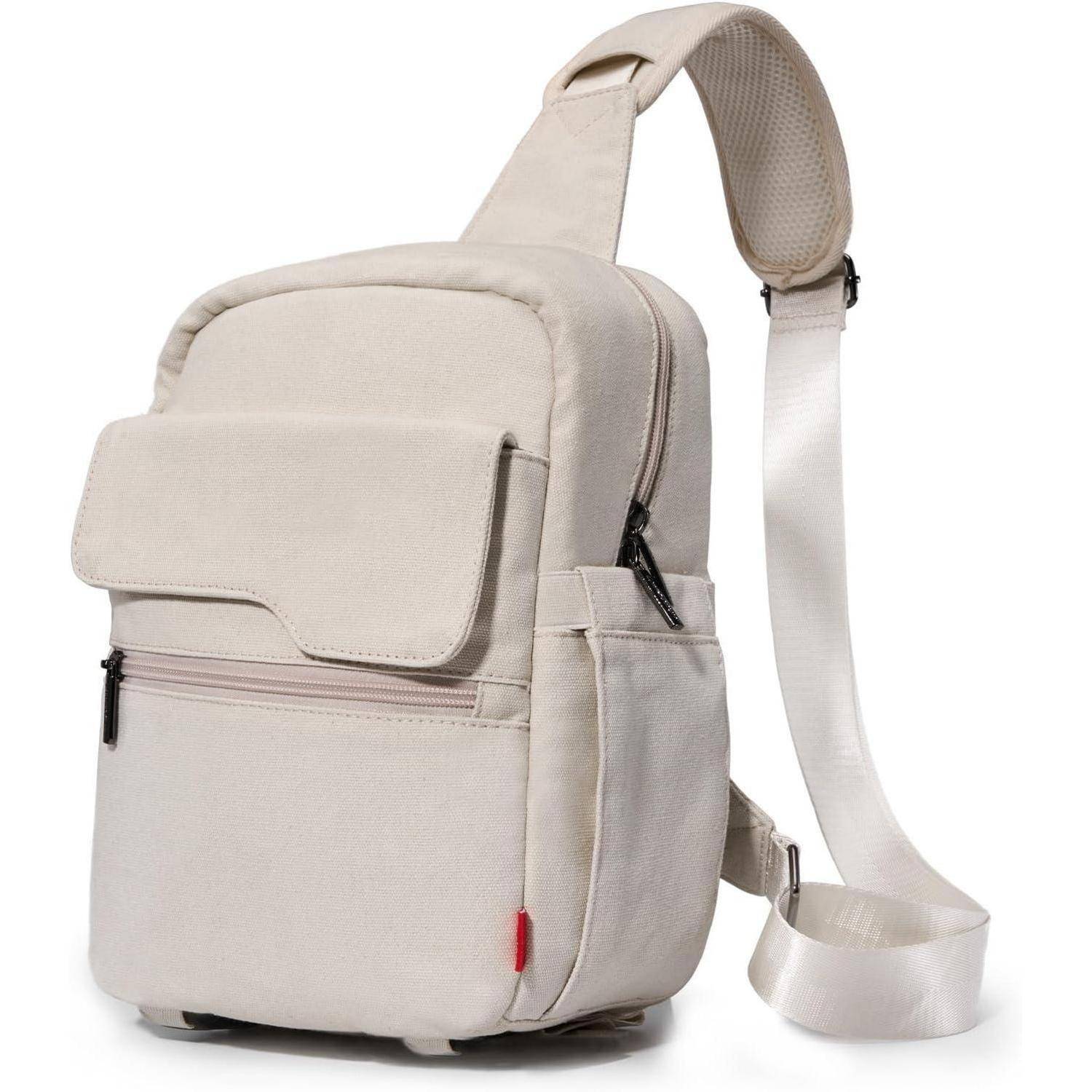 Ein beiger Tragetasche-Rucksack mit Vordertasche, Seitentasche und verstellbarem Riemen, geeignet für lässigen Gebrauch.
