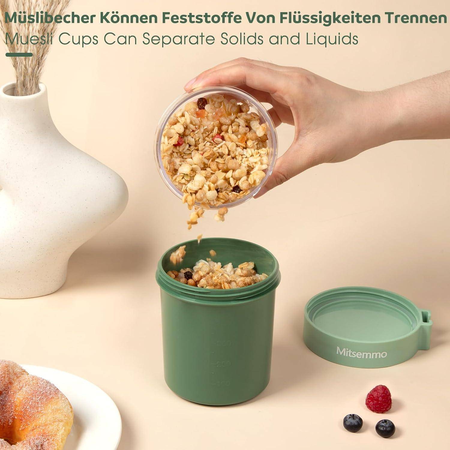 Eine Hand hält einen Becher mit Müsli über einem grünen Behälter. Text lautet 'Müslibecher Können Feststoffe Von Flüssigkeiten Trennen' und 'Muesli Cups Can Separate Solids and Liquids