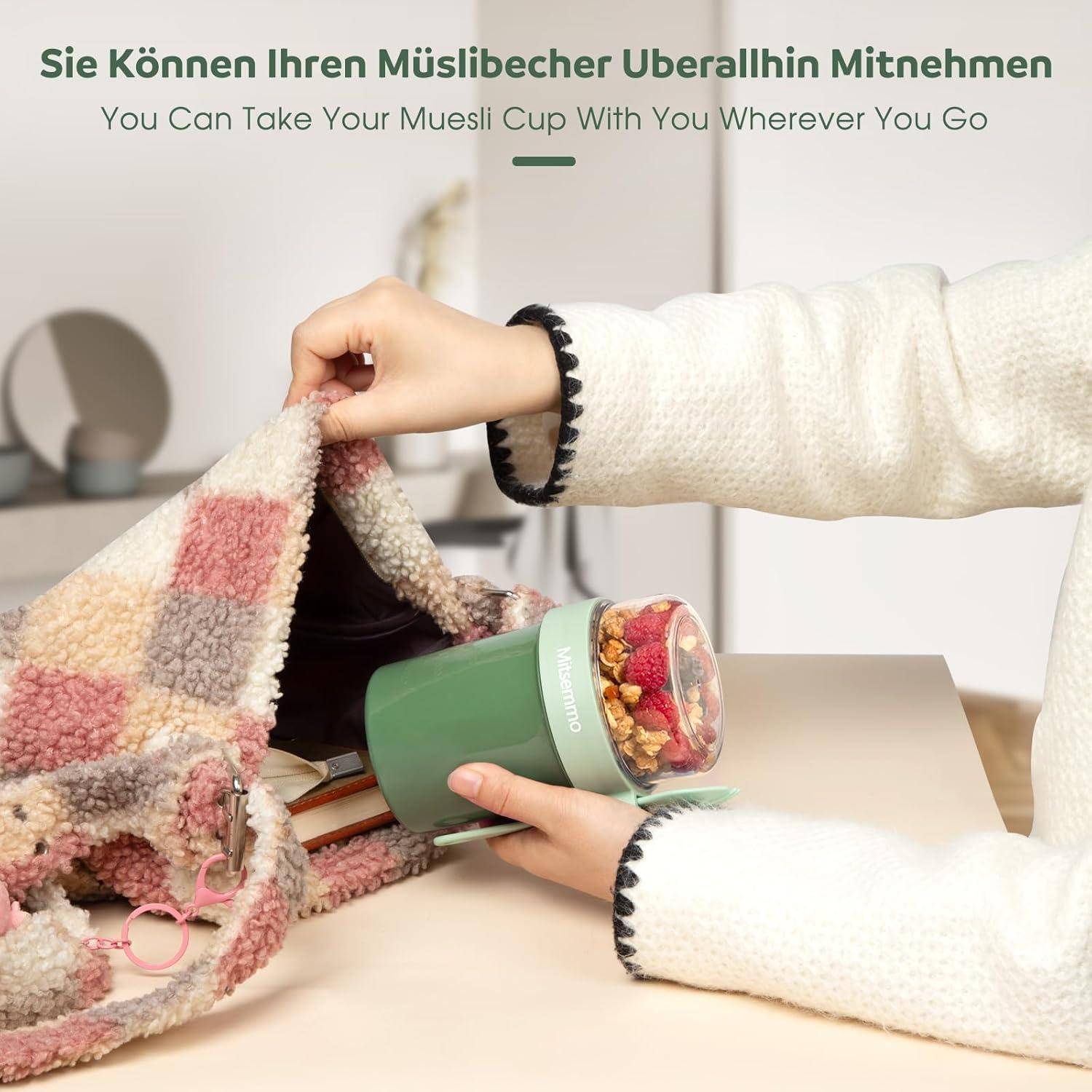 Eine Person legt eine Müsli-Tasse in eine Handtasche. Text lautet: 