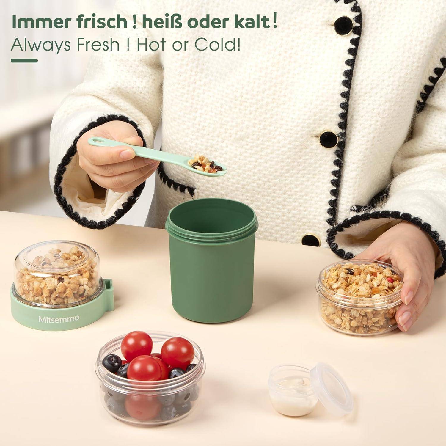 Eine Person in einem weißen Mantel, die einen grünen Löffel mit Müsli hält. In der Nähe stehen Gläser mit Müsli und Tomaten auf dem Tisch. Text lautet: 