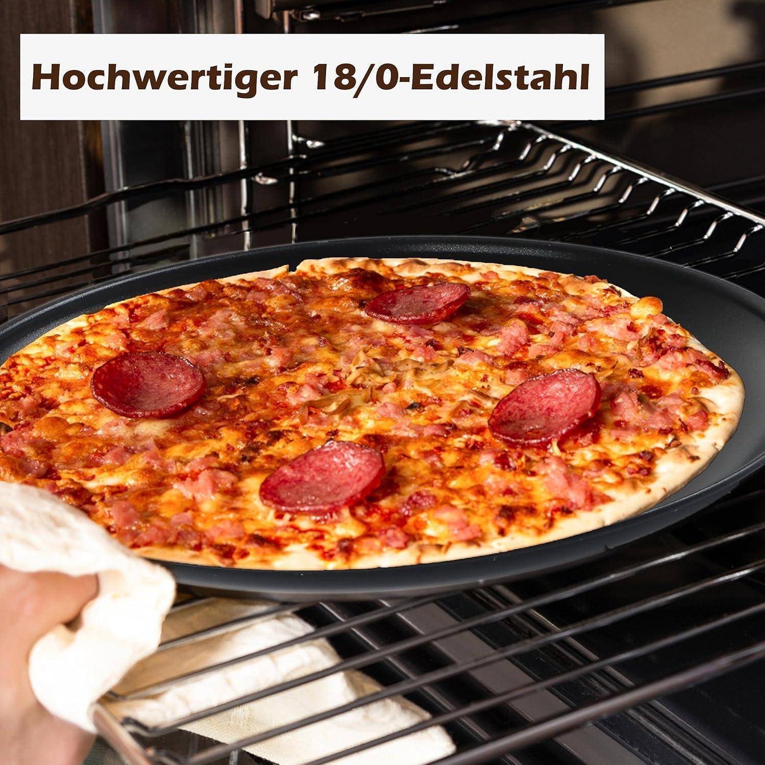 Eine Hand, die eine Pizzapfanne mit gebackener Peperoni-Pizza hält, die in einen Ofen hineingestellt oder herausgenommen wird. Deutscher Text lautet: 