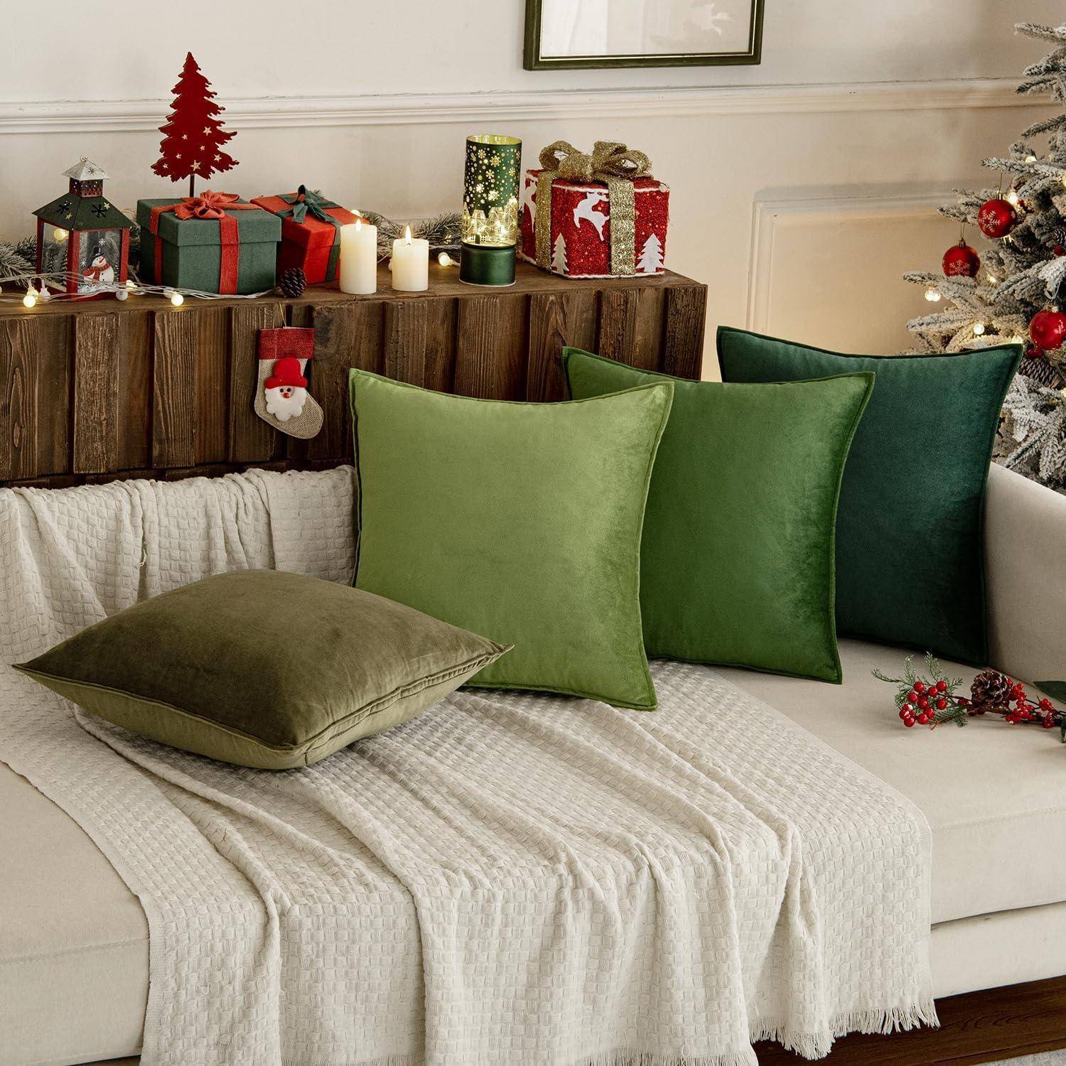 Ein gemütliches Wohnzimmer, weihnachtlich dekoriert mit einem Sofa, das mit grünen Kissen geschmückt ist und einem festlichen Regal mit Kerzen und Weihnachtsschmuck.