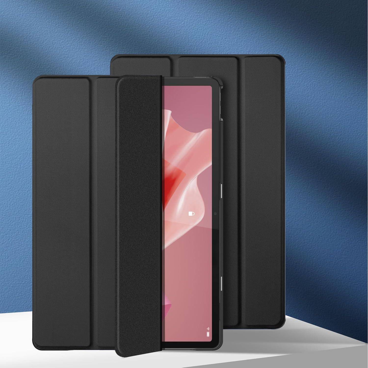Ein Tablet in einer schwarzen Klapphtülle steht auf einer weißen Oberfläche vor einem blauen Wandhintergrund und zeigt eine lebendige rot-weiße Anzeige.