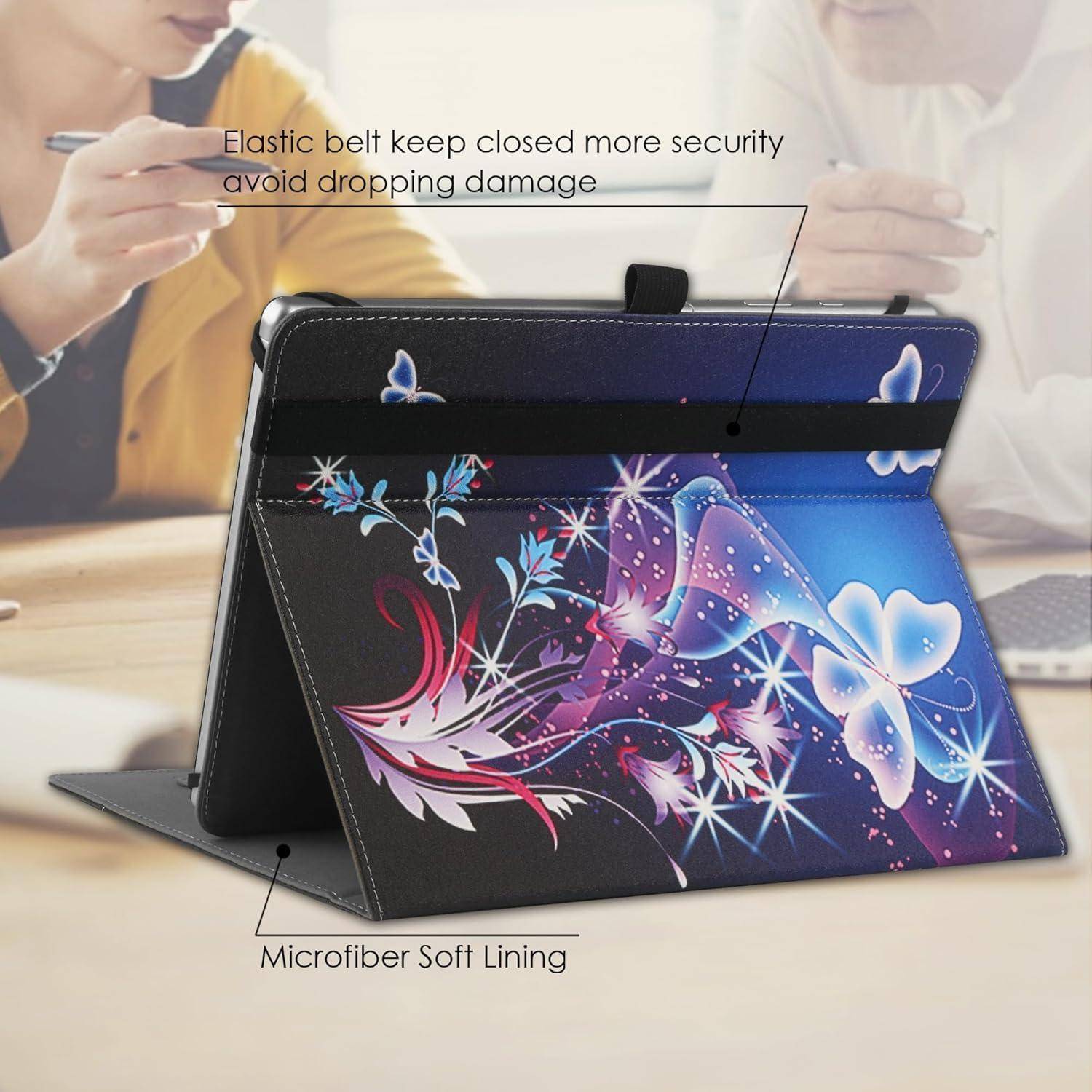 Eine Tabletklappe mit einem Blumen- und Schmetterlingsdesign, die einen elastischen Gürtel zur Sicherung und eine Mikrofaser-Innenfutter besitzt. Im Hintergrund befinden sich zwei Personen.