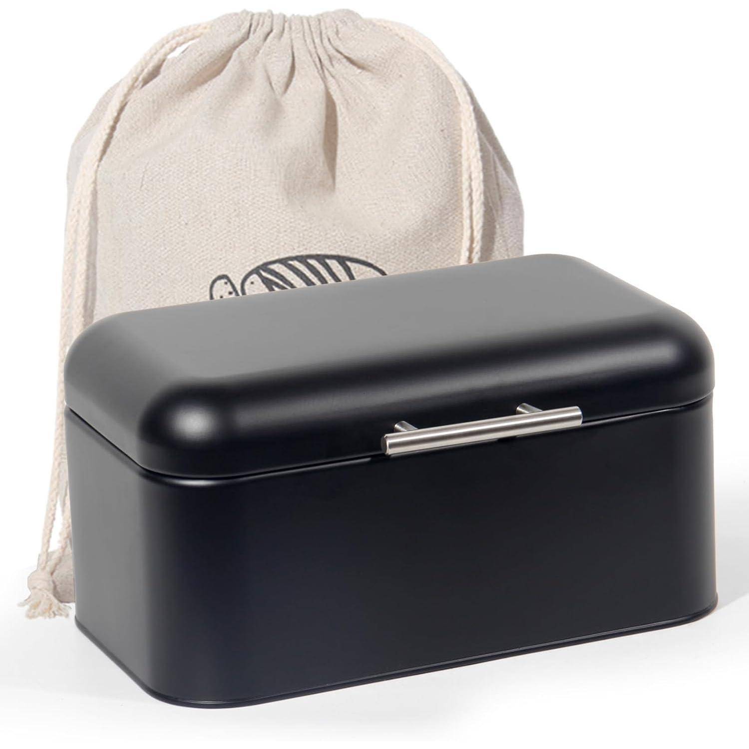 Eine schwarze Metall-Brotbox mit silbernem Griff, begleitet von einem beigen Stoffbeutel mit schlichtem Design.