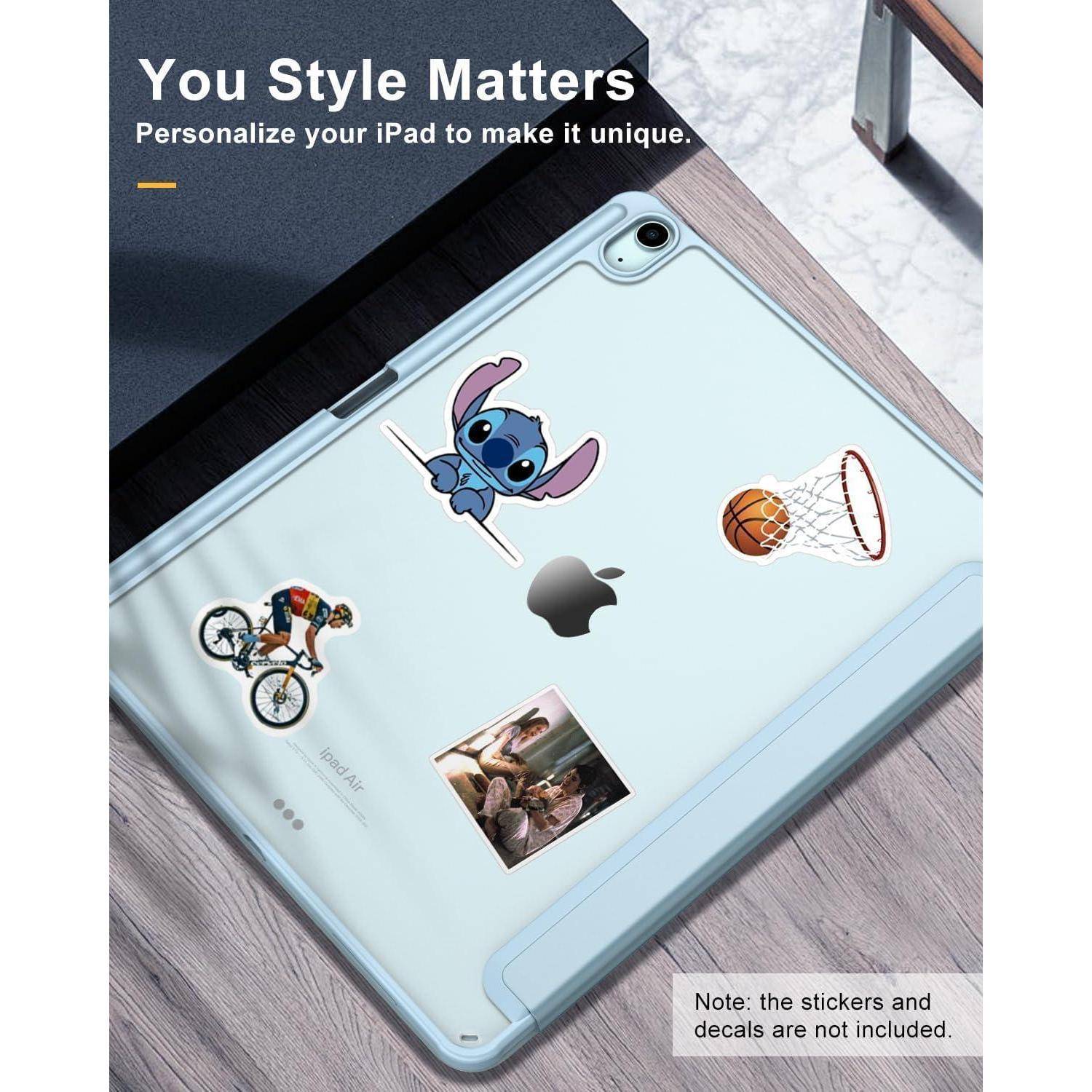 Ein iPad mit einer hellblauen Hülle, verziert mit Aufklebern: eine Comic-Figur, ein Basketballkorb, ein Radfahrer und ein Gruppenfoto. Text lautet: 'You Style Matters'.