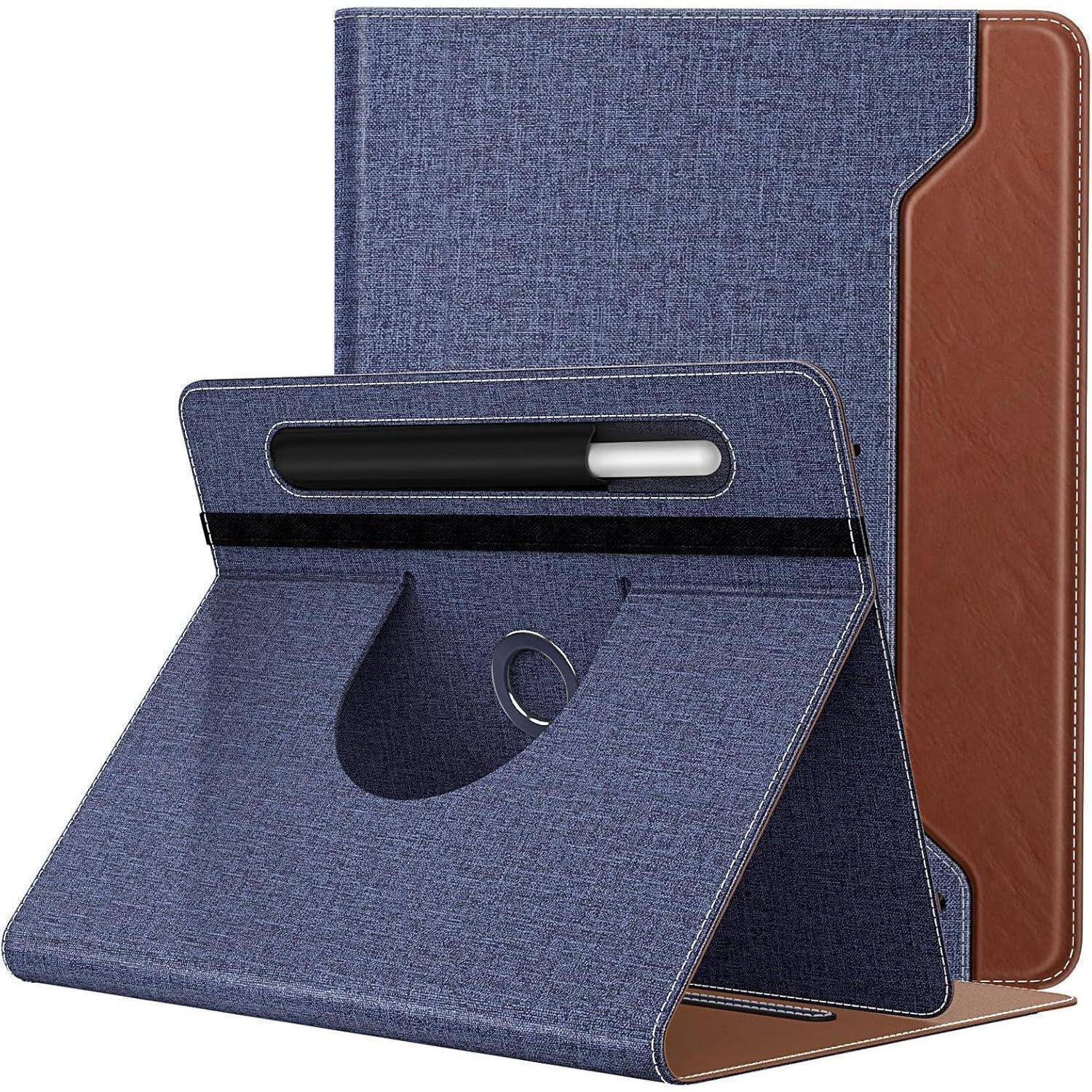 Eine blaue Tablettasche mit braunem Lederrand steht offen, mit einem Stifthalter und zeigt ihre verstellbare Standfunktion.