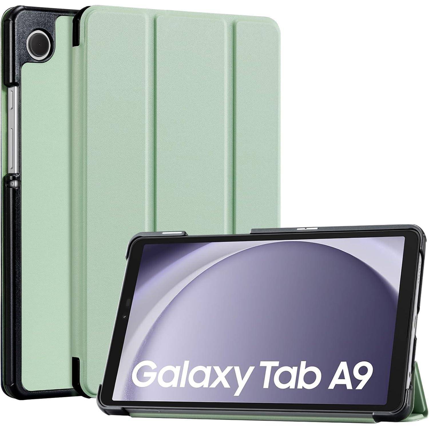 Ein Galaxy Tab A9 in einer mintgrünen Hülle, eine Ansicht zeigt die Rückseite aufrecht stehend, und eine andere zeigt den Bildschirm mit dem Text ‚Galaxy Tab A9'.