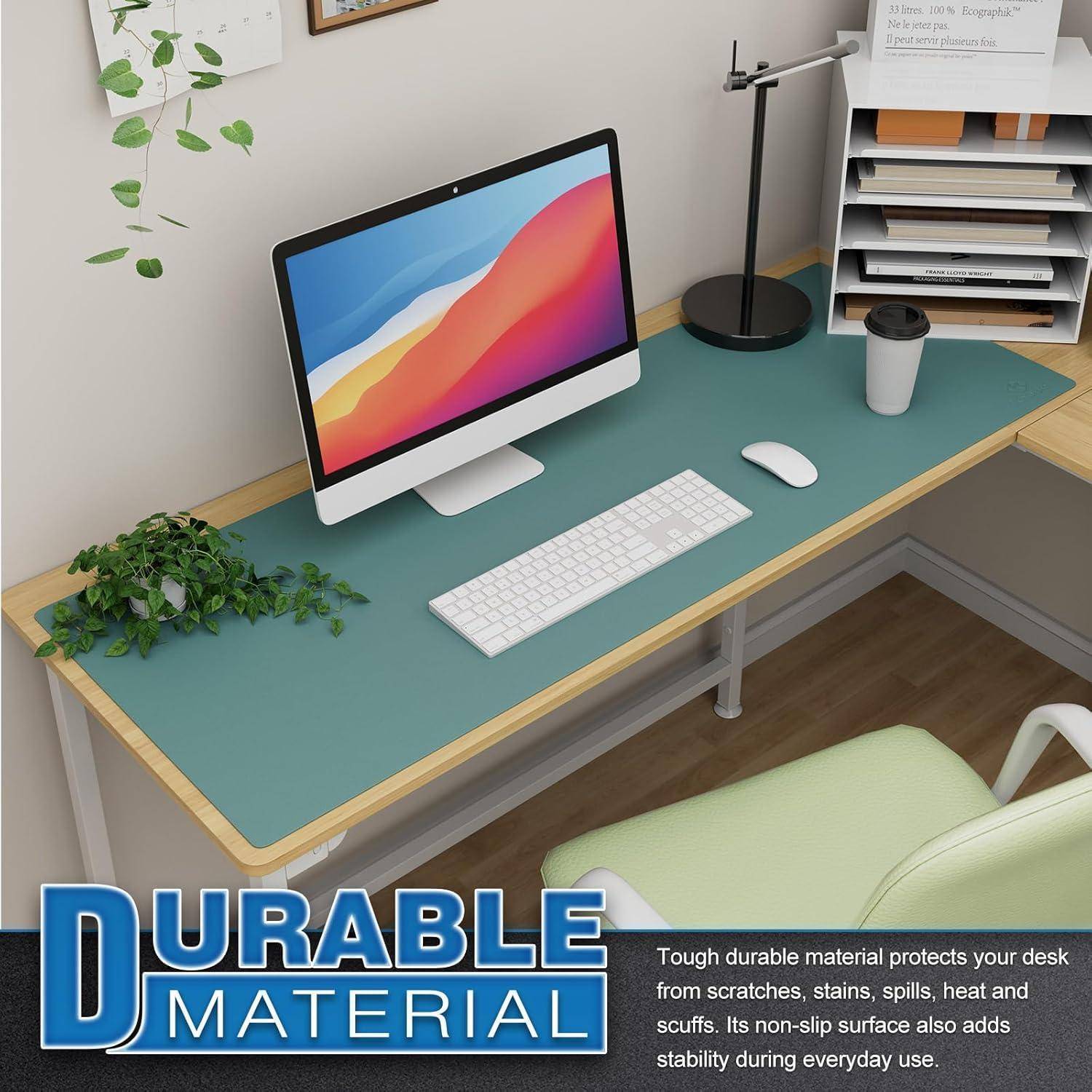 Ein aufgeräumter Schreibtisch mit einem Computer, einer Maus und einer Pflanze, der eine schützende, strapazierfähige Materialoberfläche präsentiert, die als rutschfest und fleckenresistent angepriesen wird.