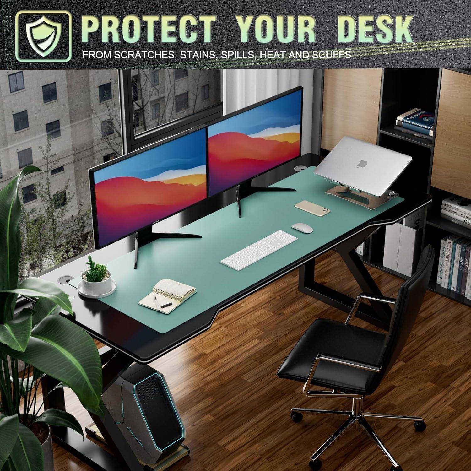 Eine aufgeräumte Arbeitsplatzeinrichtung mit zwei Monitoren, einer Tastatur und einem Laptop auf einer Schutzunterlage. Ein Banner liest: 