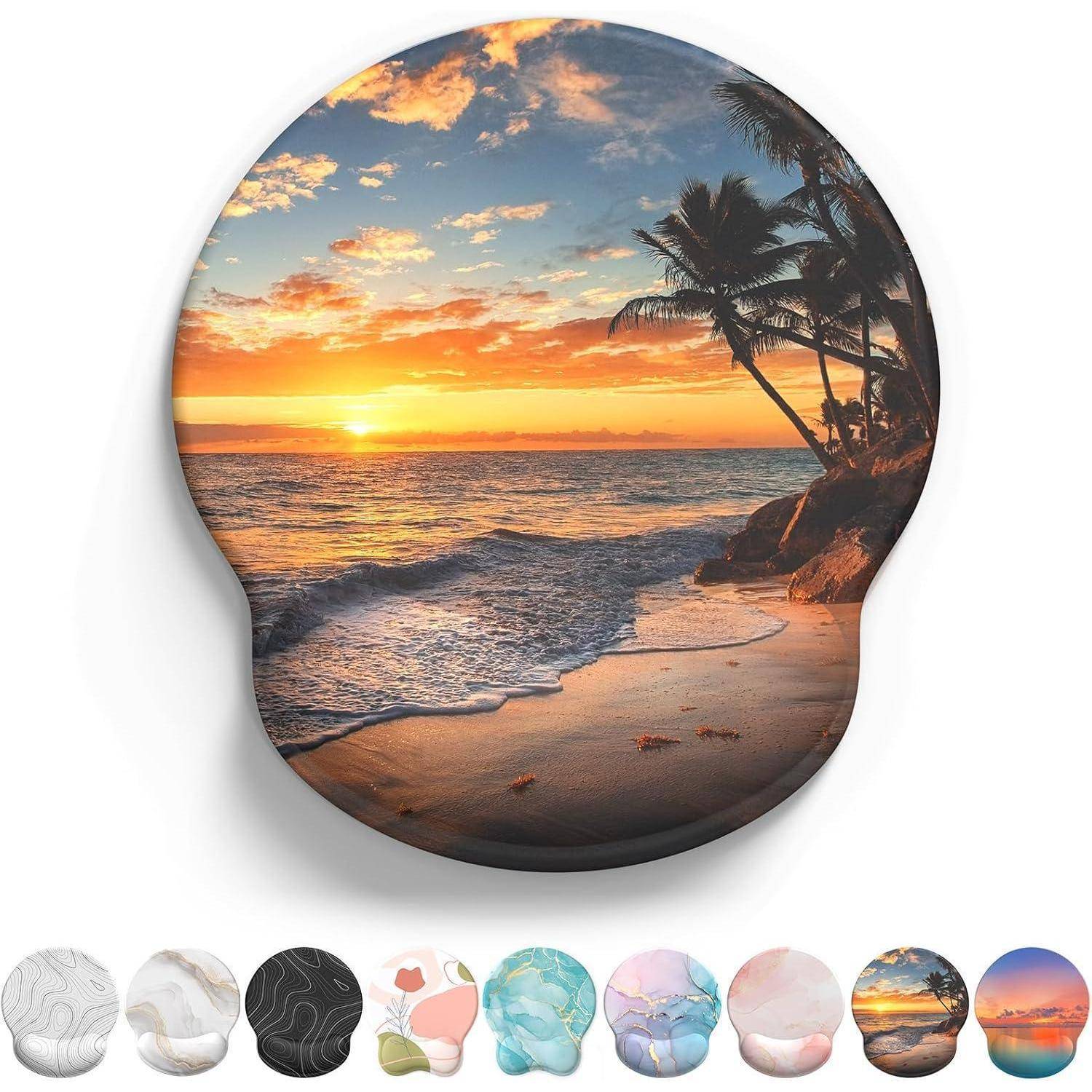 Ein Mauspad mit einem kreisförmigen Bild eines Sonnenuntergangs über dem Ozean, mit einem sandigen Strand und im Vordergrund silhouettierten Palmen.