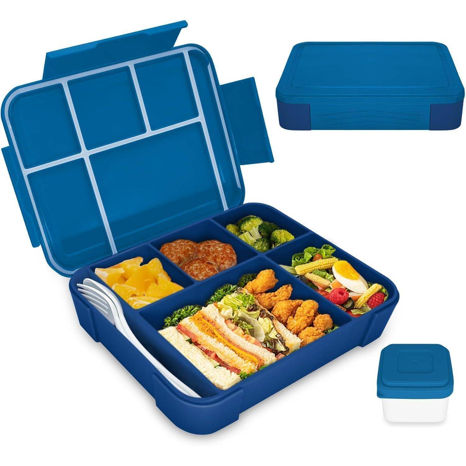 Eine blaue Bento-Lunchbox mit sechs Fächern, gefüllt mit verschiedenen Lebensmitteln: Obst, Gemüse, einem Sandwich und frittierten Speisen; Ansichten im geöffneten und geschlossenen Zustand gezeigt.