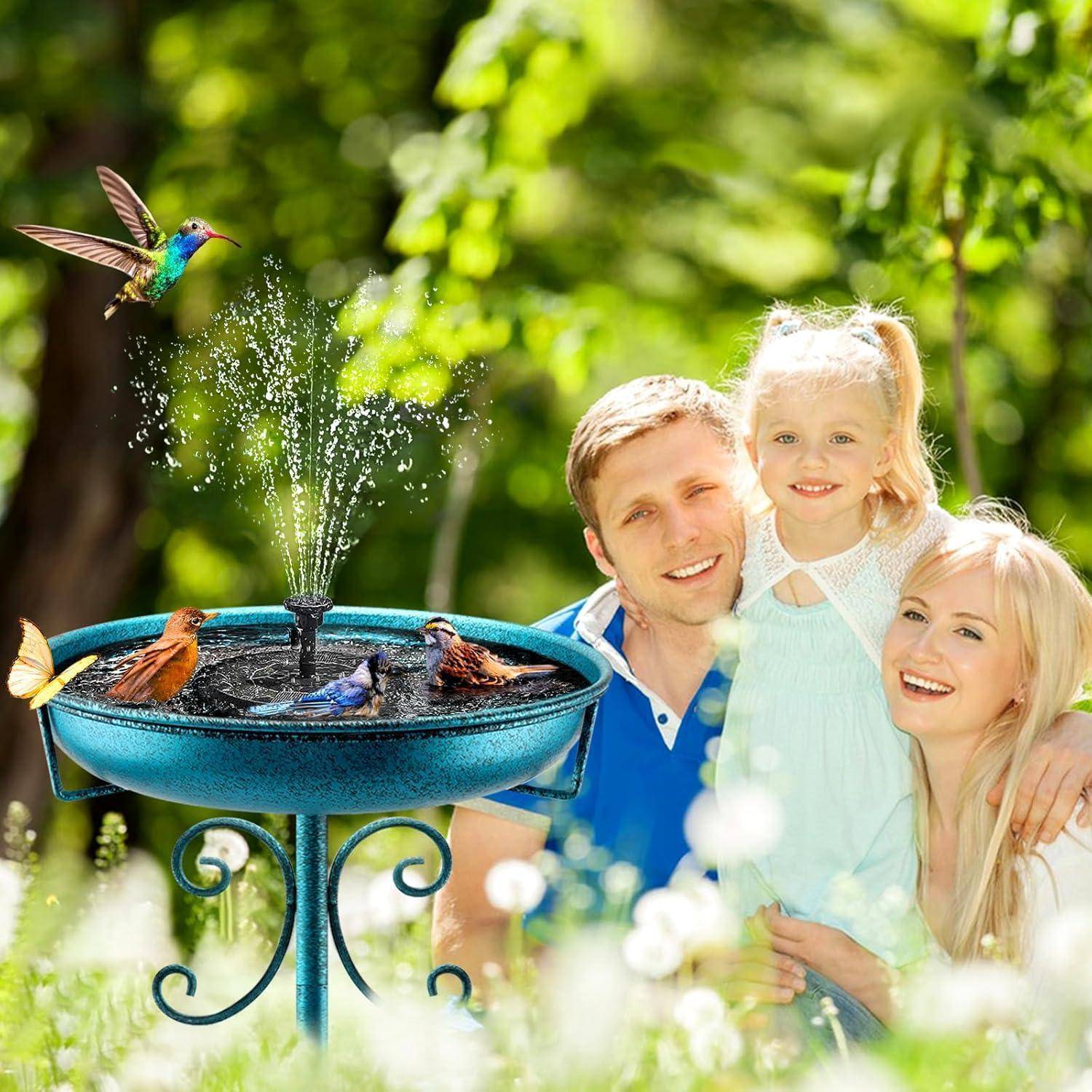 Eine Familie von drei Personen lächelt neben einem Vogeltränke mit Vögeln und einem Kolibri, eingebettet in einen üppigen Garten. Der Hintergrund ist in einem leuchtenden Grün gehalten und verkörpert Freude und Natur.