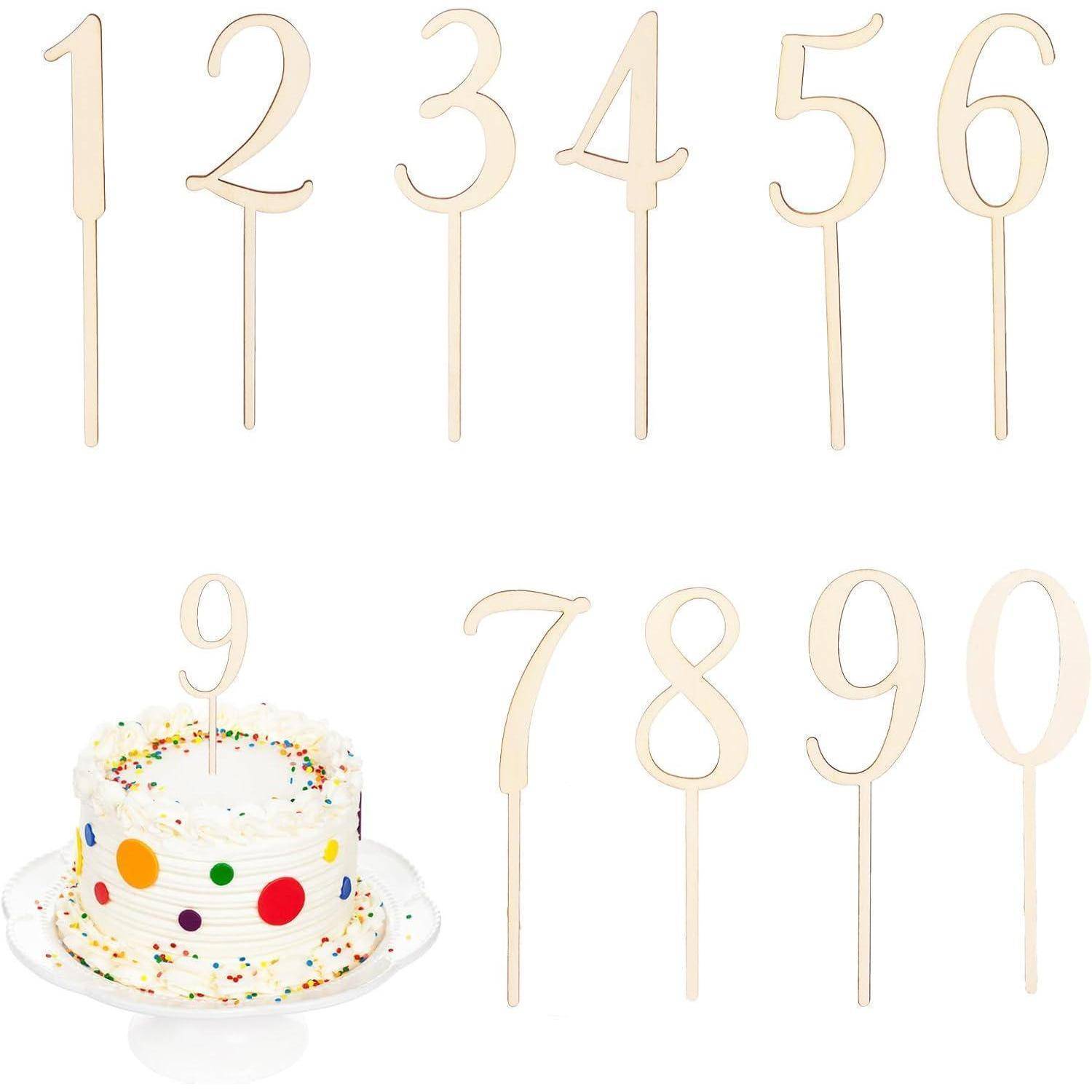 Hölzerne Zahlen-Tortendekore von 0 bis 9, die über einer weiß glasierten Torte mit bunten Streuseln und einem aufgesetzten '9'-Topper ausgestellt sind.