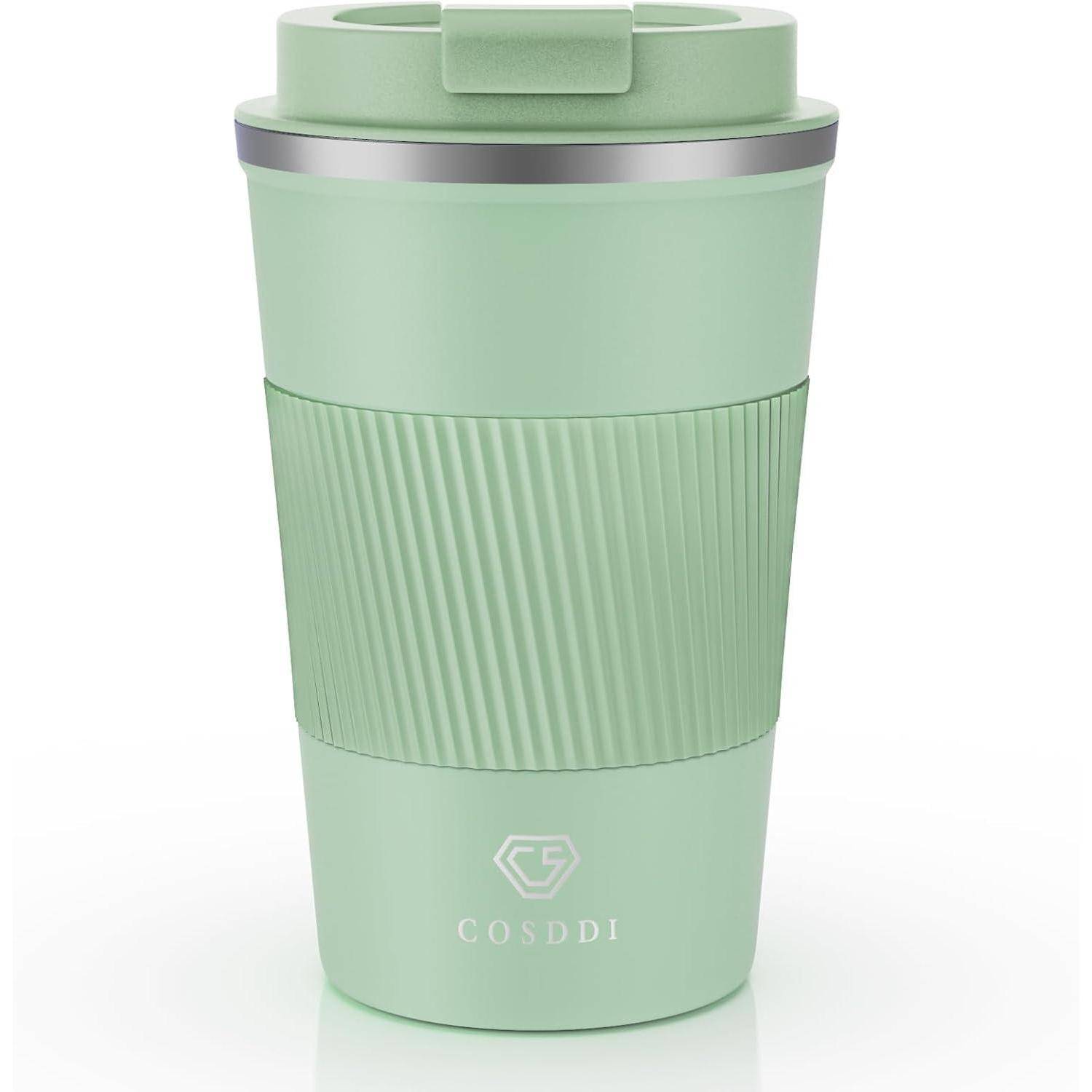 Hellgrüne Reise-Kaffeetasse mit geripptem Griff, einem silbernen Band in der Nähe des Deckels und dem Markennamen 'COSDDI', der auf der Vorderseite gedruckt ist.