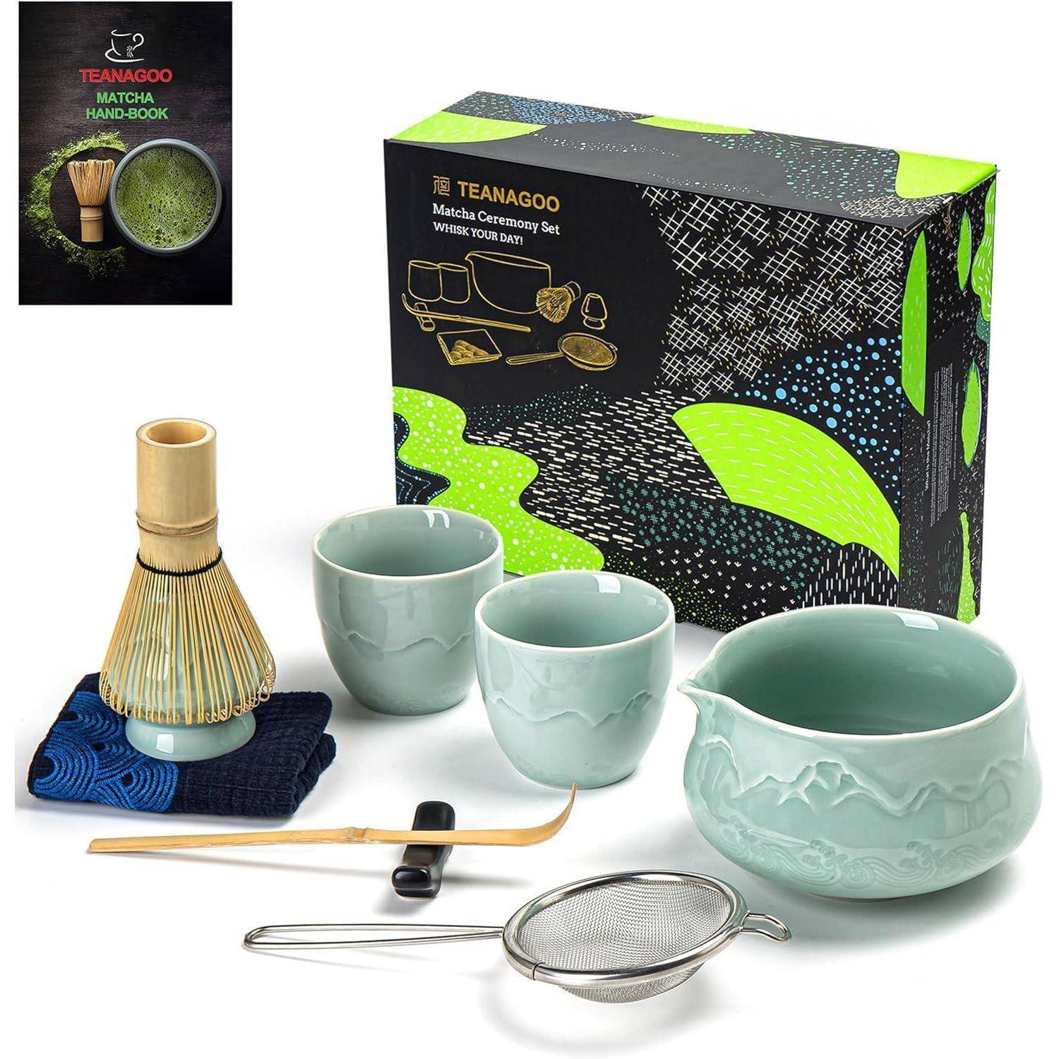 Teanagoo Matcha Zeremonie-Set' mit Schneebesen, Sieb, Schaufel, Schalen und Anleitungsbüchlein zur Zubereitung traditionellen Matcha-Tees.