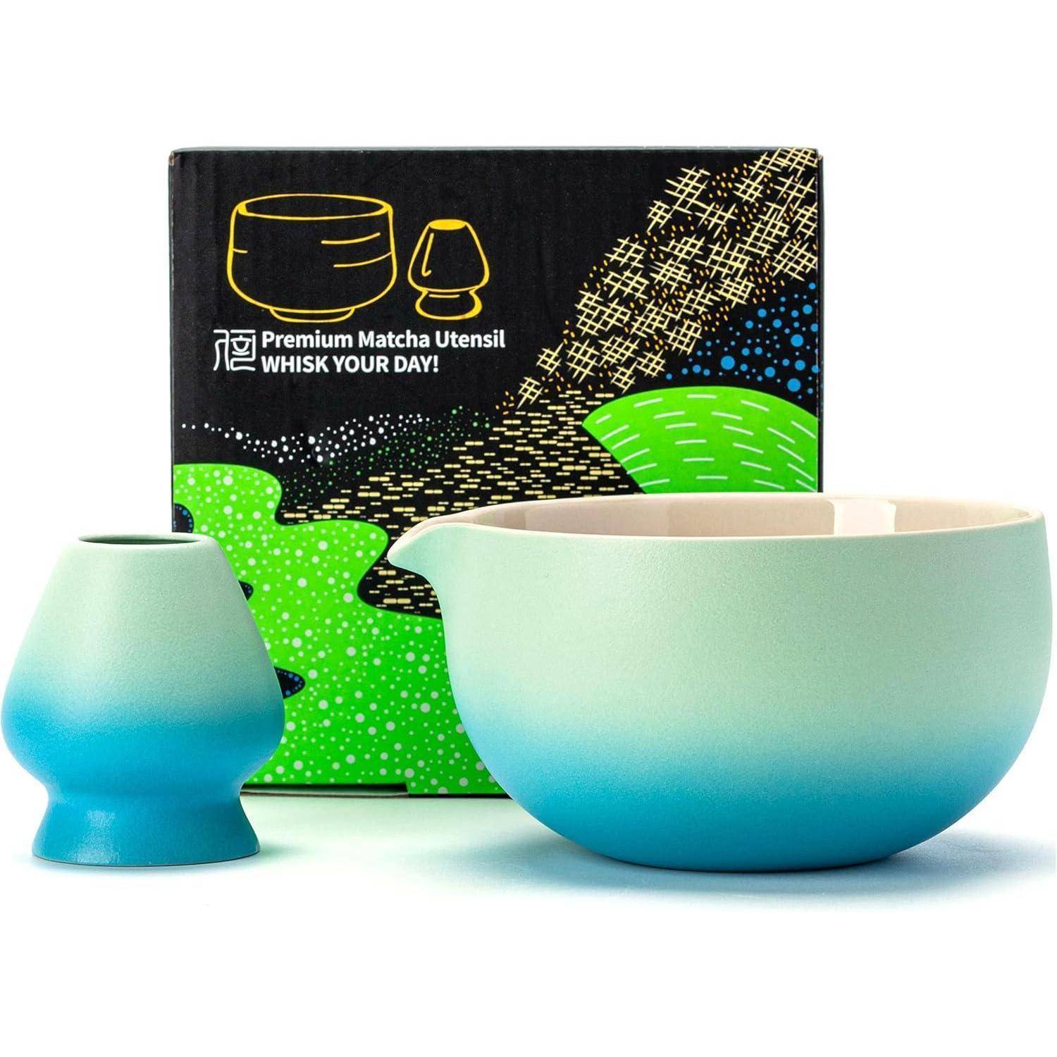 Ein Matcha-Schüssel und Peitschenhalter-Set in Verlaufstönen von Blau und Grün mit einer Verpackungsbox im Hintergrund, beschriftet mit 