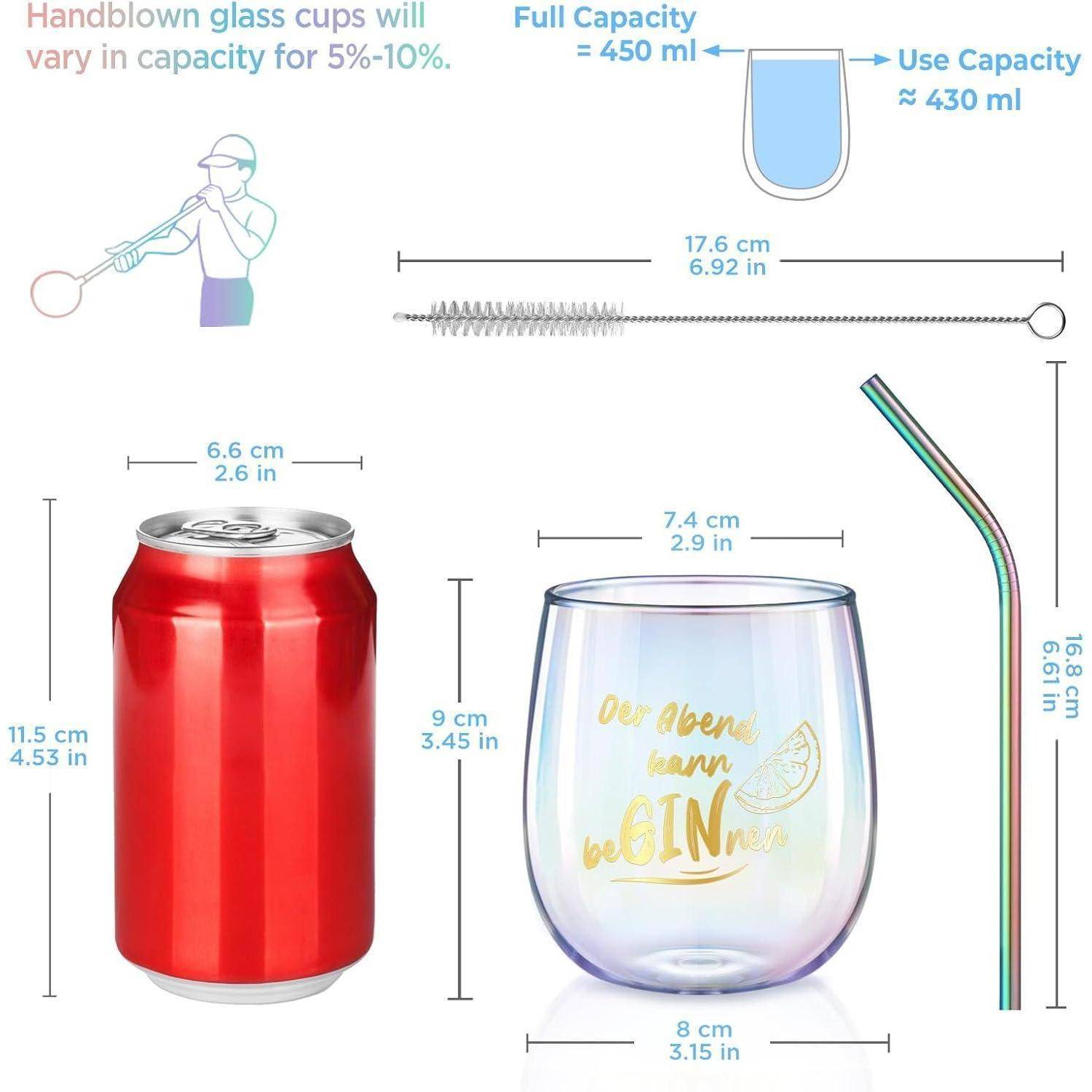 Handgeblasene Glasbecher variieren in ihrer Kapazität; verwendete Kapazität beträgt etwa 430 ml. Enthält Reinigungsbürste, Glas mit Text ‚Der Durst kann gehen', rote Dose und Strohhalm mit Regenbogenfarben.