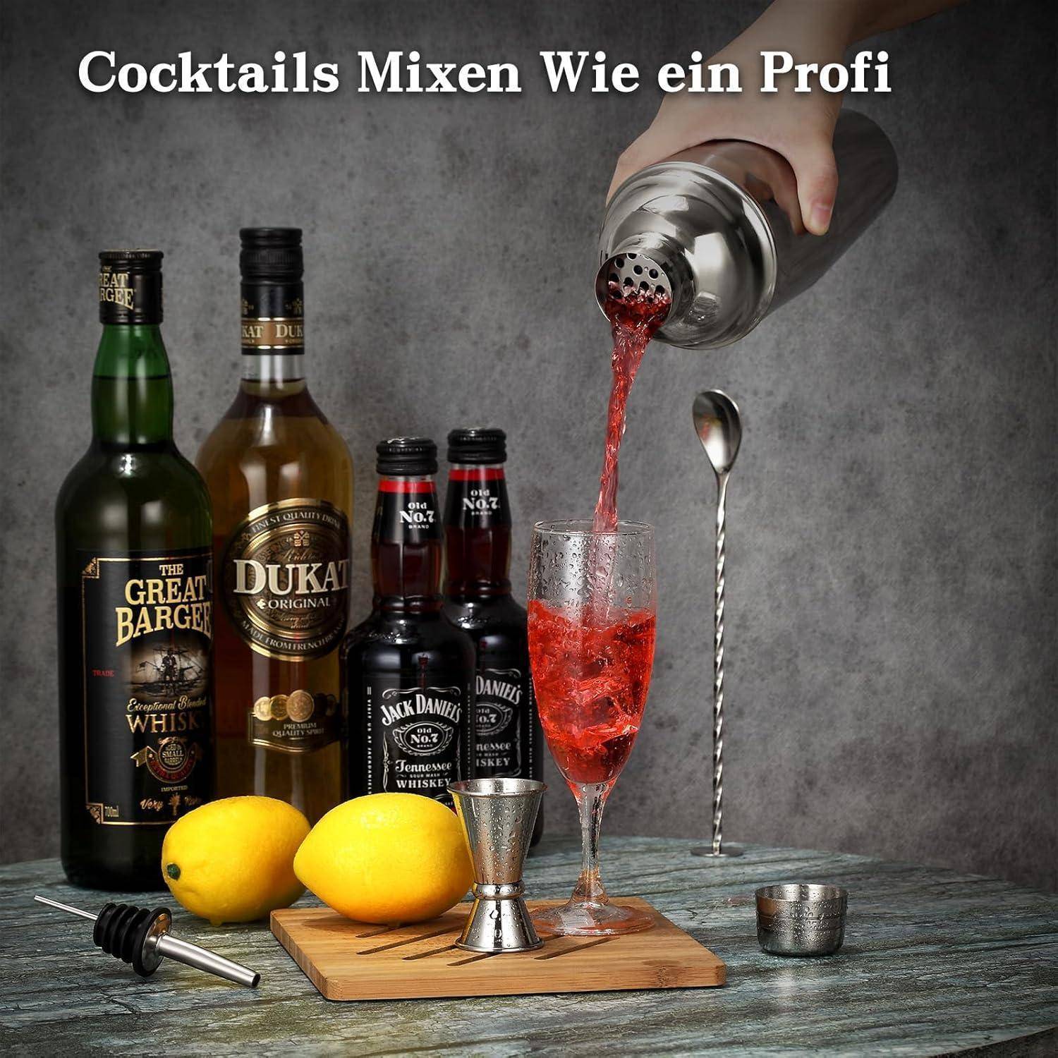 Eine Person gießt einen Cocktail aus einem Shaker in ein Glas. Flaschen, Zitronen, ein Messbecher und ein Barlöffel liegen auf dem Tisch. Text lautet 'Cocktails Mixen Wie ein Profi'.