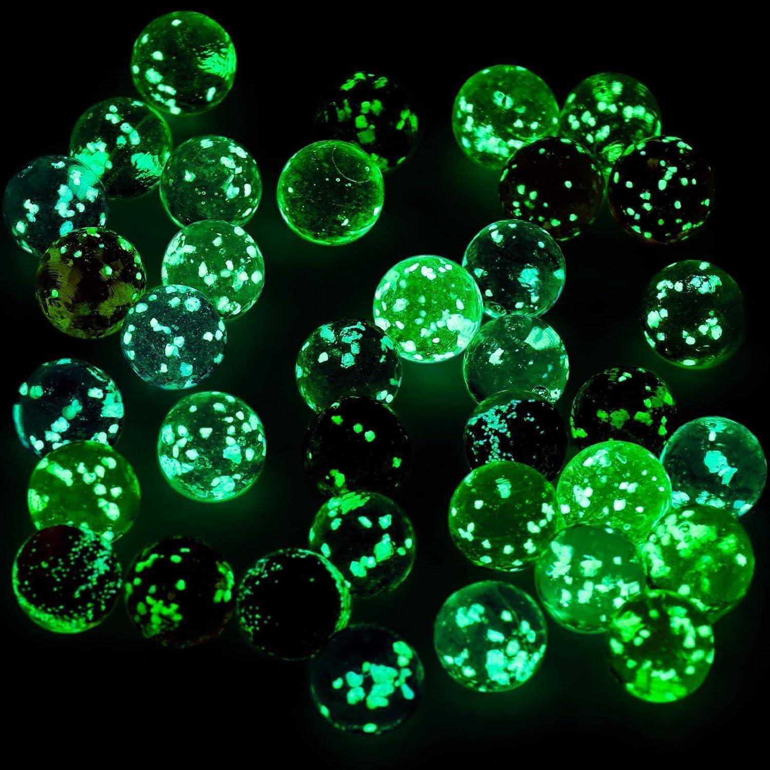 Eine Sammlung leuchtend grüner Flummis, die auf einer dunklen Oberfläche verstreut sind, wobei jeder Ball ein eigenes einzigartiges Muster aufweist und ein phosphoreszierendes Licht ausstrahlt.