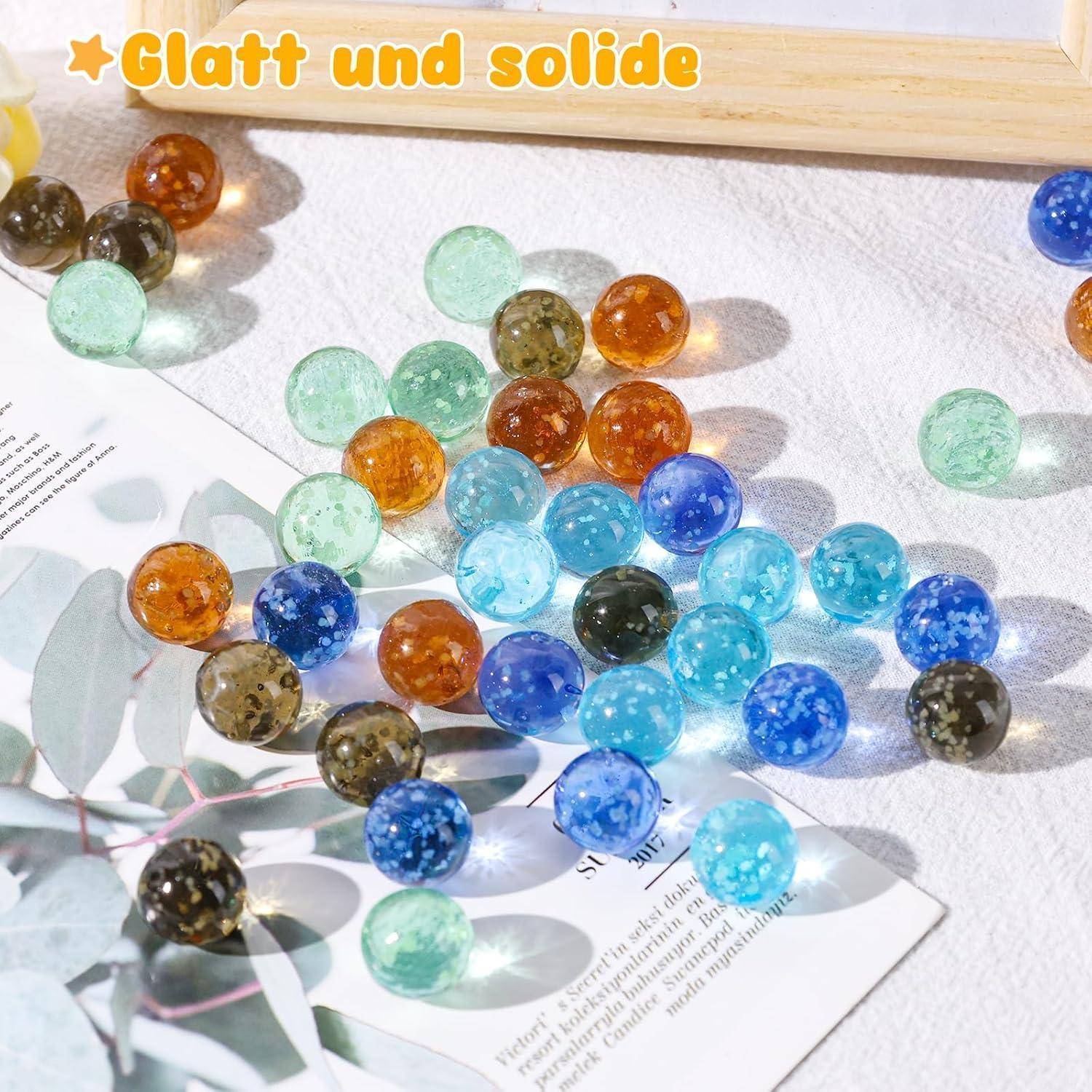 Bunte Glasmurmeln, die auf einer weißen Oberfläche verstreut sind, mit dem Text 'Glatt und solide' in der oberen Ecke, was eine glatte und solide Qualität andeutet.