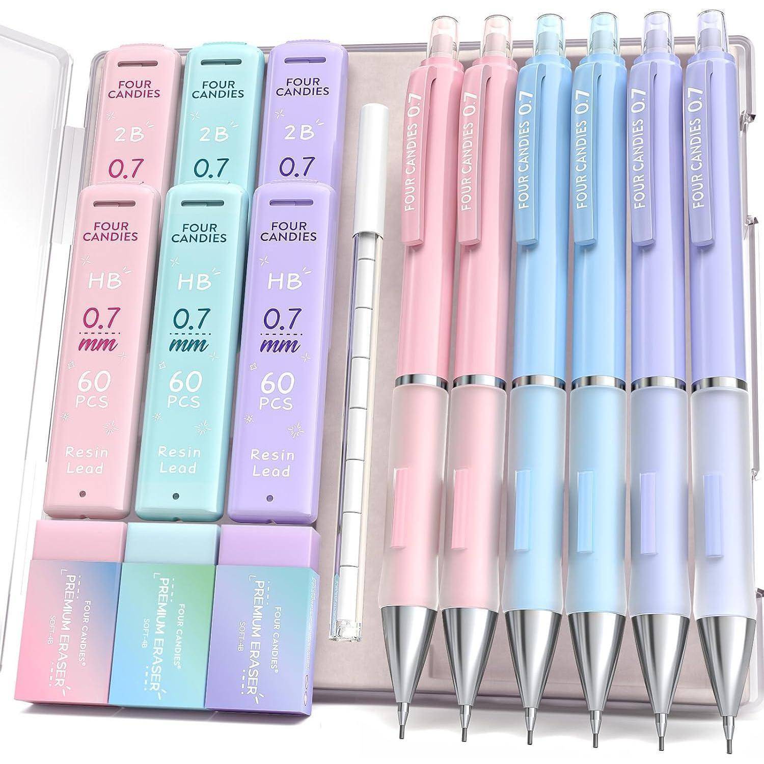 Ein Set pastellfarbener mechanischer Bleistifte und passender Bleicontainer, ordentlich angeordnet und verschiedene Bleistärken von 0,5 mm bis 0,7 mm zeigend.