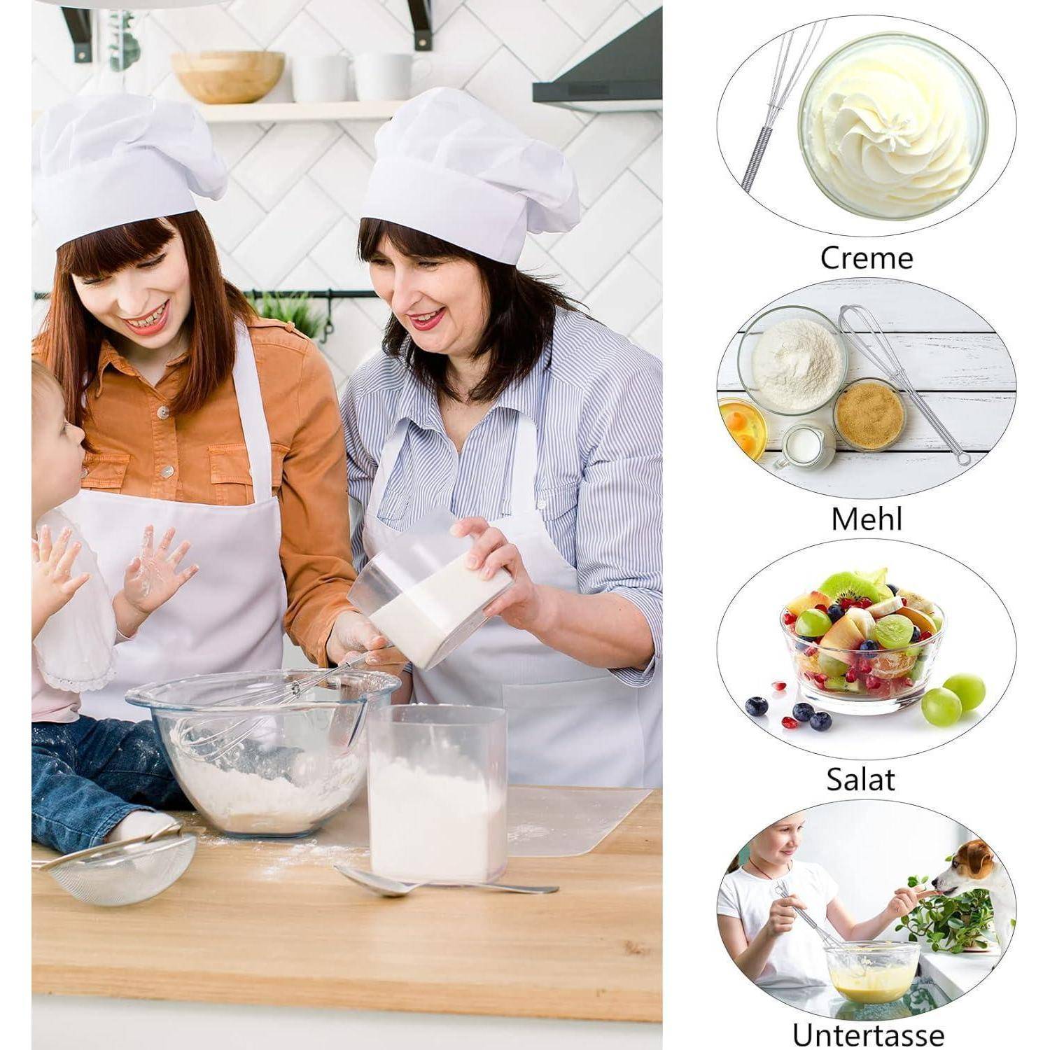 Zwei Frauen mit Kochkappen bringen einem Kind das Backen in einer Küche bei. Zutaten sind beschriftet: 'Creme', 'Mehl', 'Salat', 'Untertasse'.