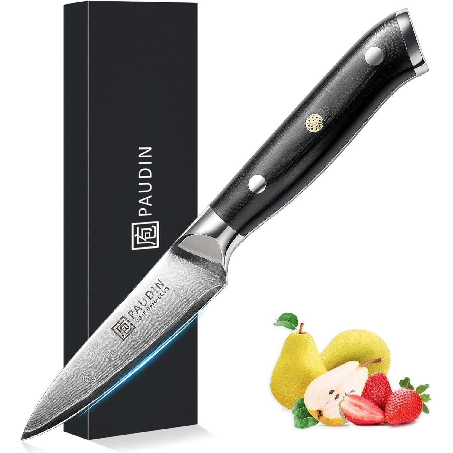 Ein Küchenmesser aus Edelstahl mit schwarzem Griff ist zu sehen, daneben liegen Obstscheiben und eine schwarze Schachtel mit der Aufschrift 