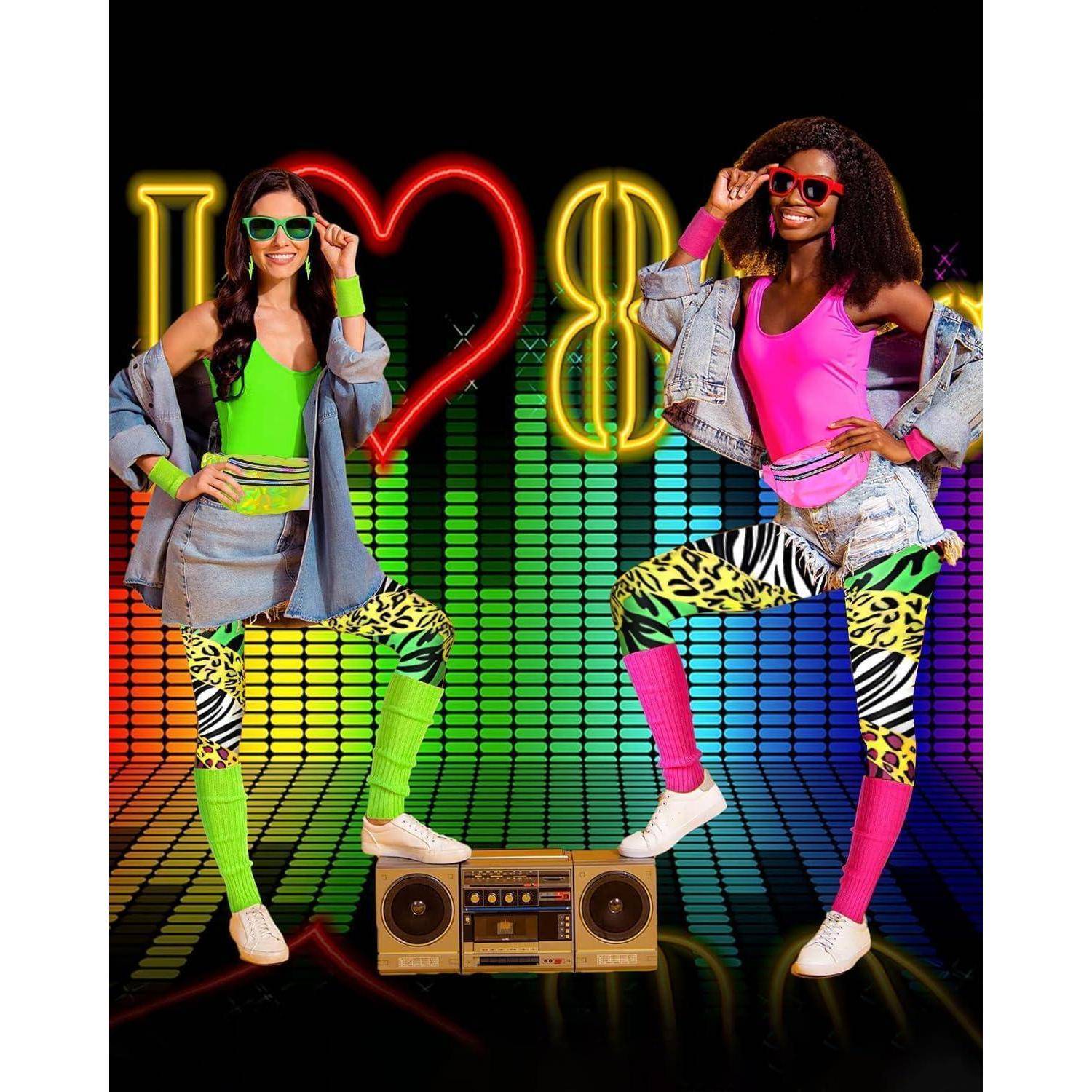 Zwei Personen in leuchtend bunten Outfits im Stil der 1980er Jahre, mit Neonfarben und Mustern, posieren selbstbewusst vor einem farbenfrohen Equalizer-Display.