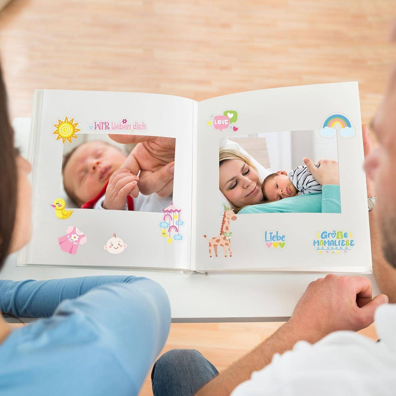 Ein Paar betrachtet ein Baby-Fotoalbum mit zwei Bildern: ein Baby, das einen Finger eines Erwachsenen hält, und eine Frau, die ein Baby anlächelt. Dekorative Sticker umrahmen die Fotos.