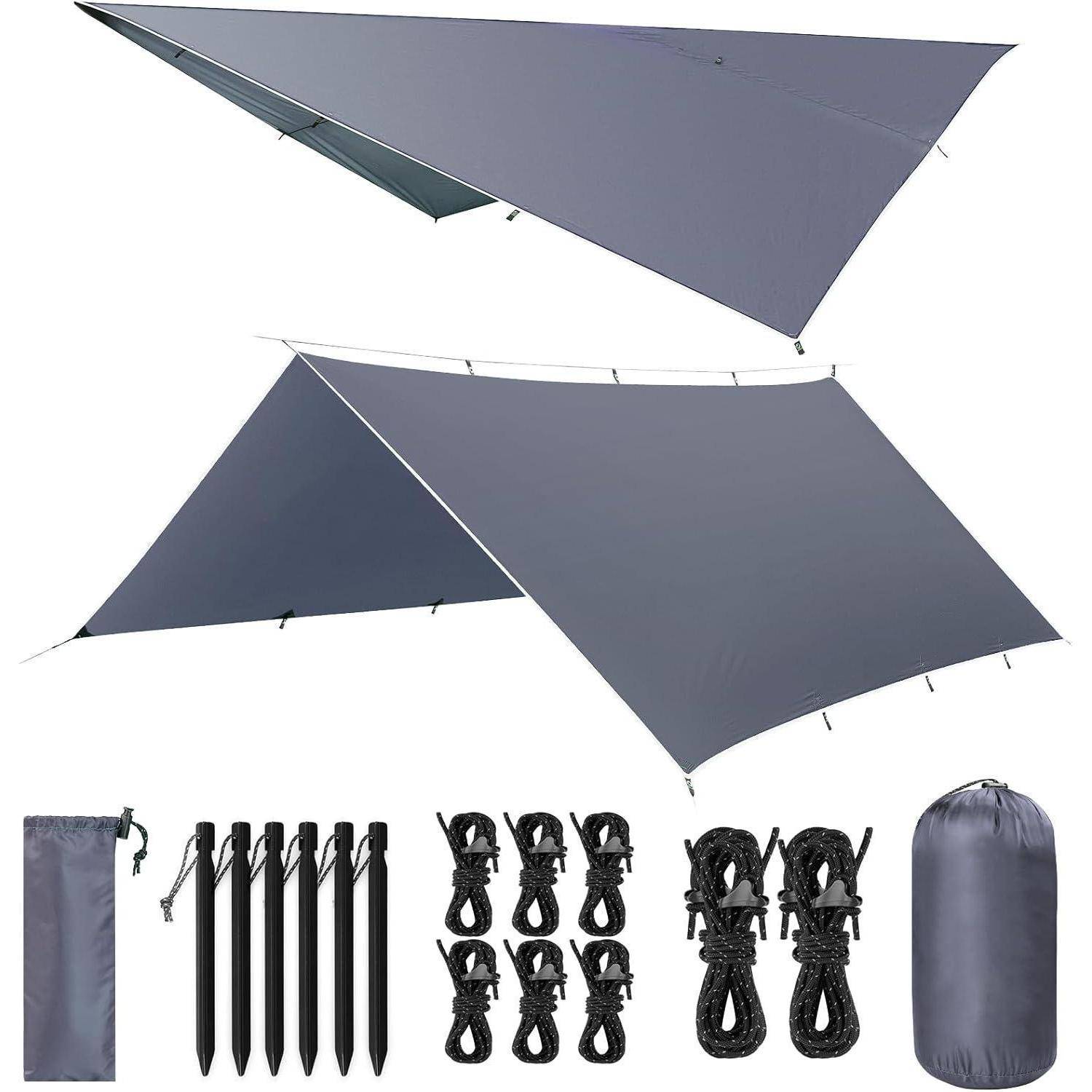 Ein Camping-Planen-Set umfasst eine graue Plane, Heringe, Seile und Tragetaschen, die in verschiedenen Konfigurationen für vielseitige Outdoor-Unterkünfte gezeigt werden.