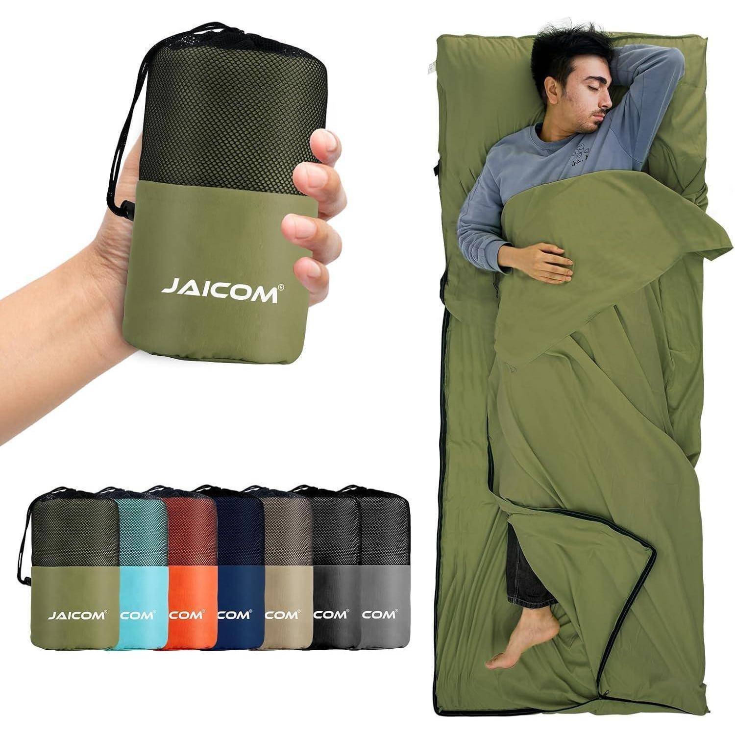 Ein Mann schläft auf einem grünen, tragbaren Schlafsack, wobei mehrere Farboptionen gezeigt werden und sein kompaktes Design für Reisen oder Camping betont wird.