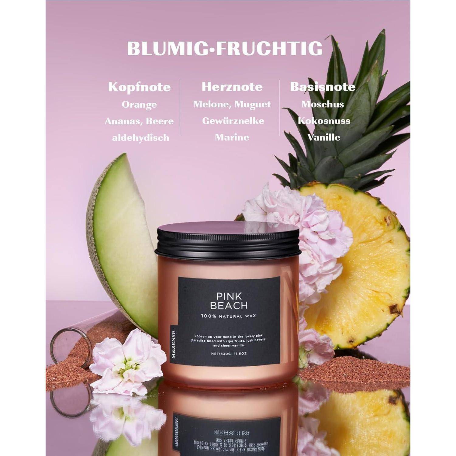 Duftkerze 'Pink Beach' mit tropischen Früchten und Blumen auf rosafarbenem Hintergrund. Duftnoten: Orange, Melone, Kokosnuss, Moschus.