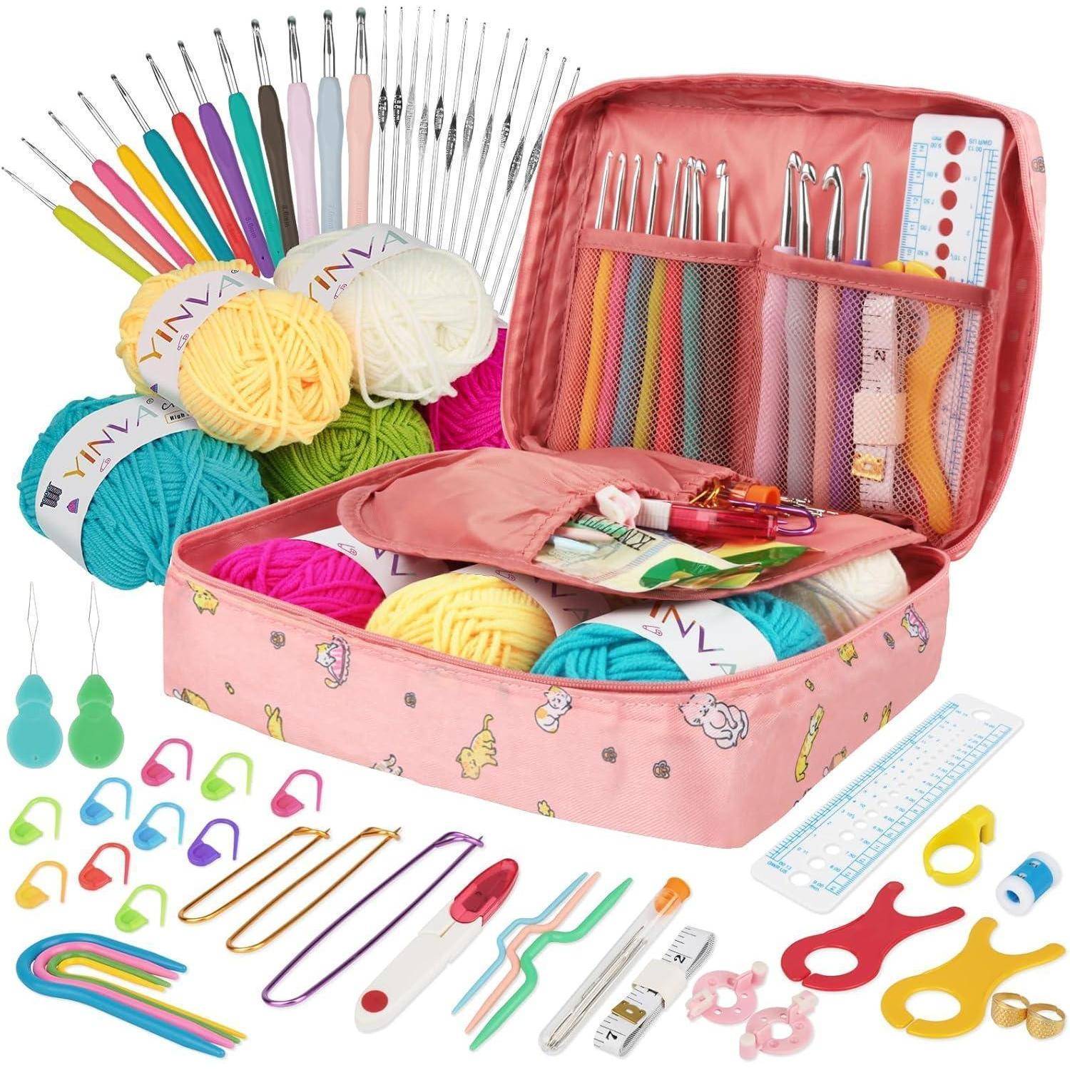 Ein rosa Häkelset mit Garnen, Häkelnadeln, Scheren und Maßwerkzeugen, sorgfältig organisiert und ideal für Handarbeitsprojekte und Häkel-Anfänger.